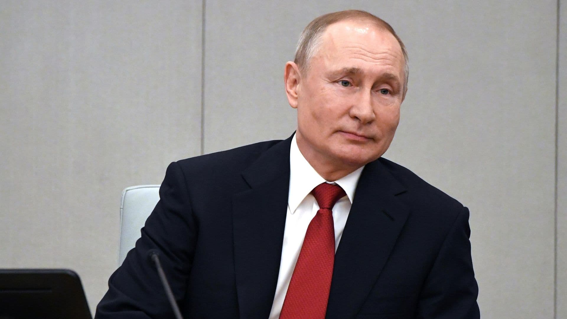 Путин вручил почетные грамоты руководителям пяти думских фракций