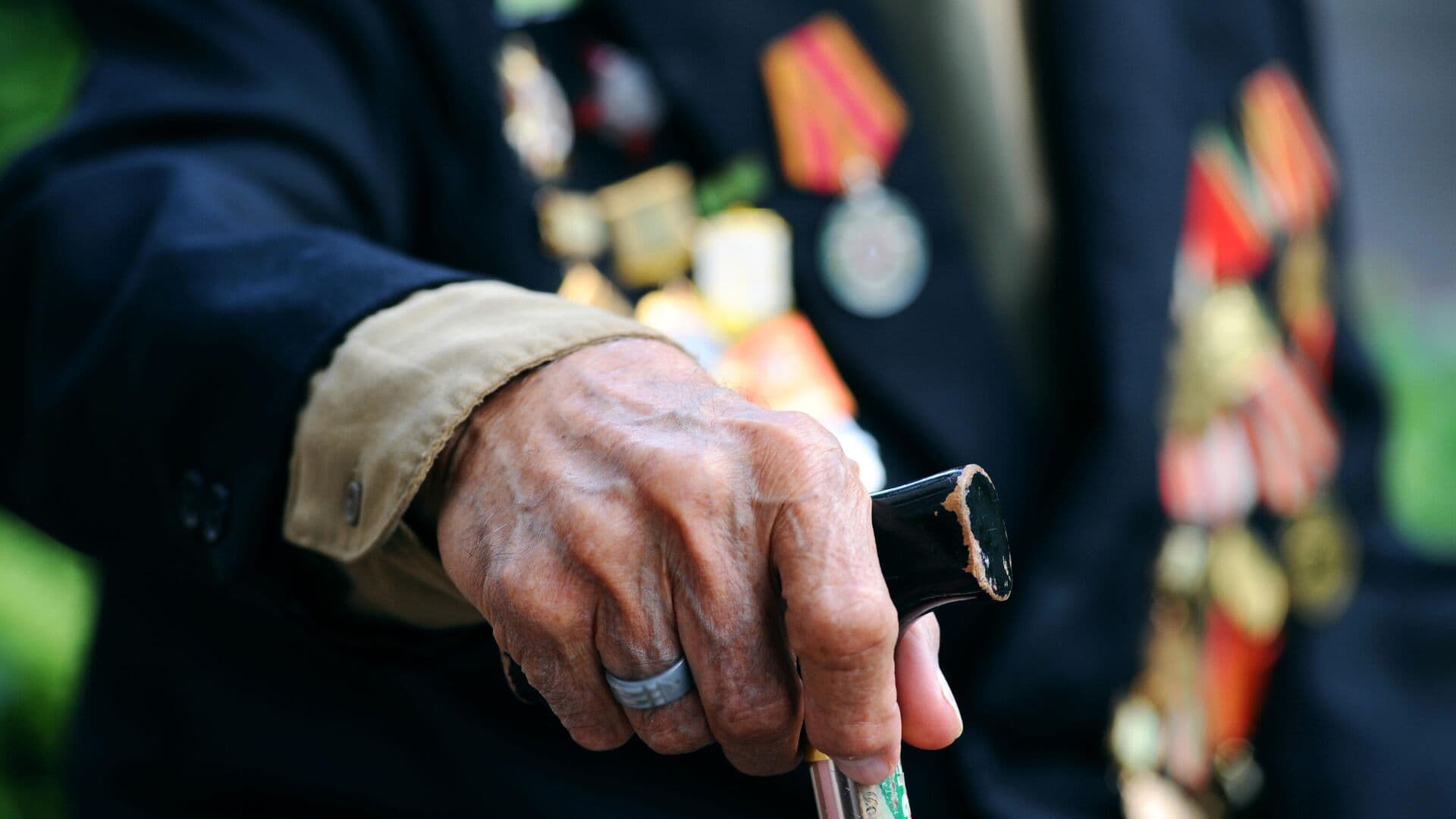 Стало известно, сколько в России людей старше ста лет