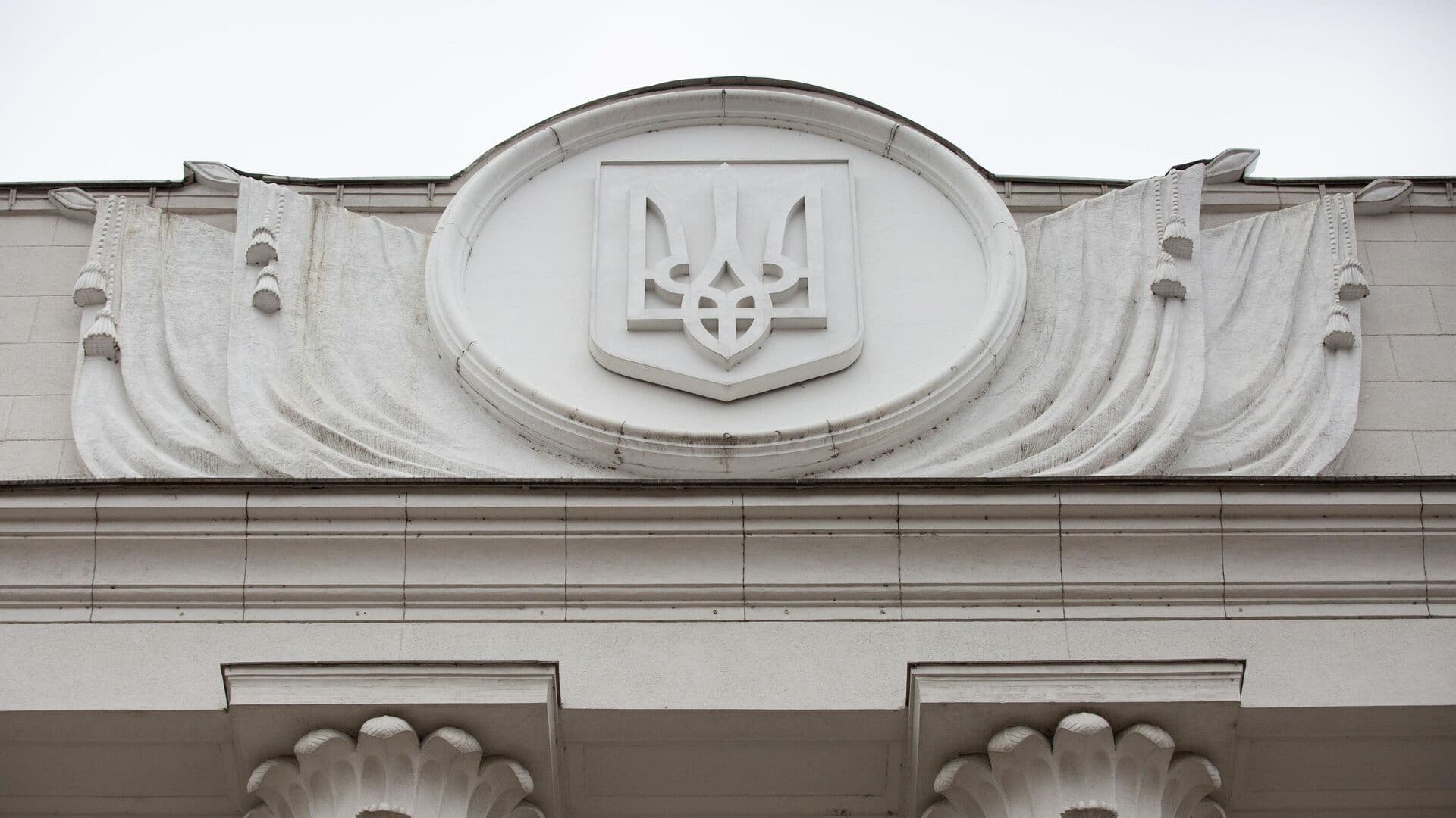 Украинский парламент последнего созыва разваливается на глазах, пишут СМИ