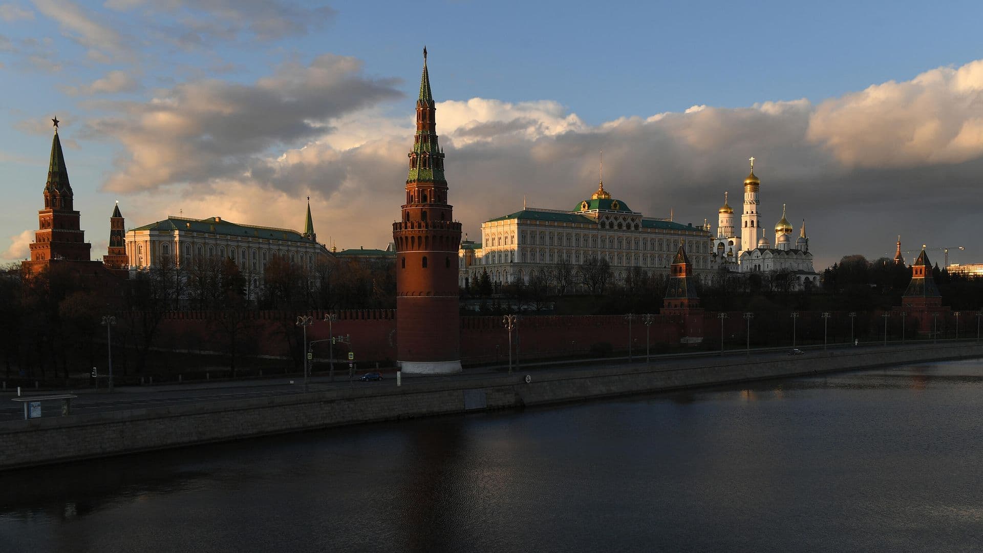 Путин хотел показать красоту Кремлевского дворца американцам, заявил Песков