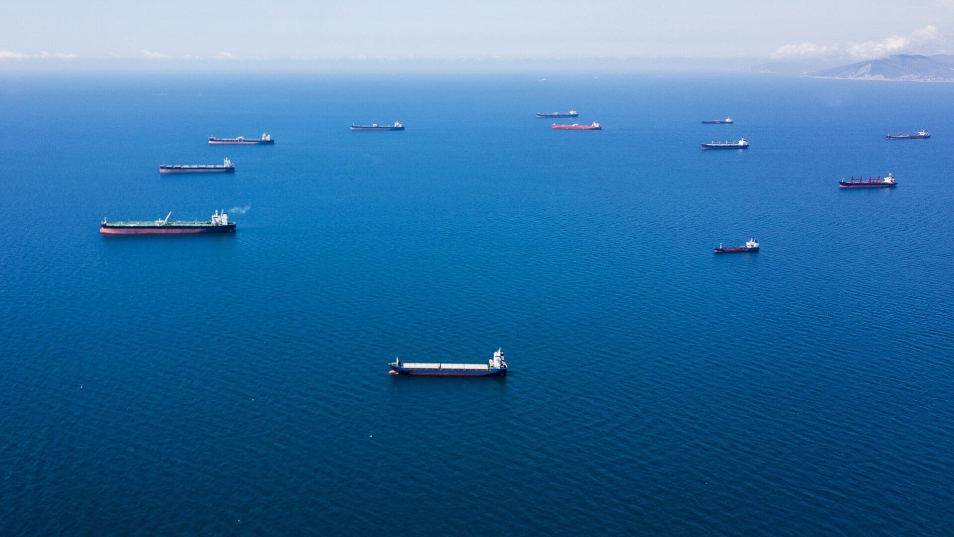 UKMTO сообщило о взрыве на танкере у берегов Кувейта, началась утечка нефти