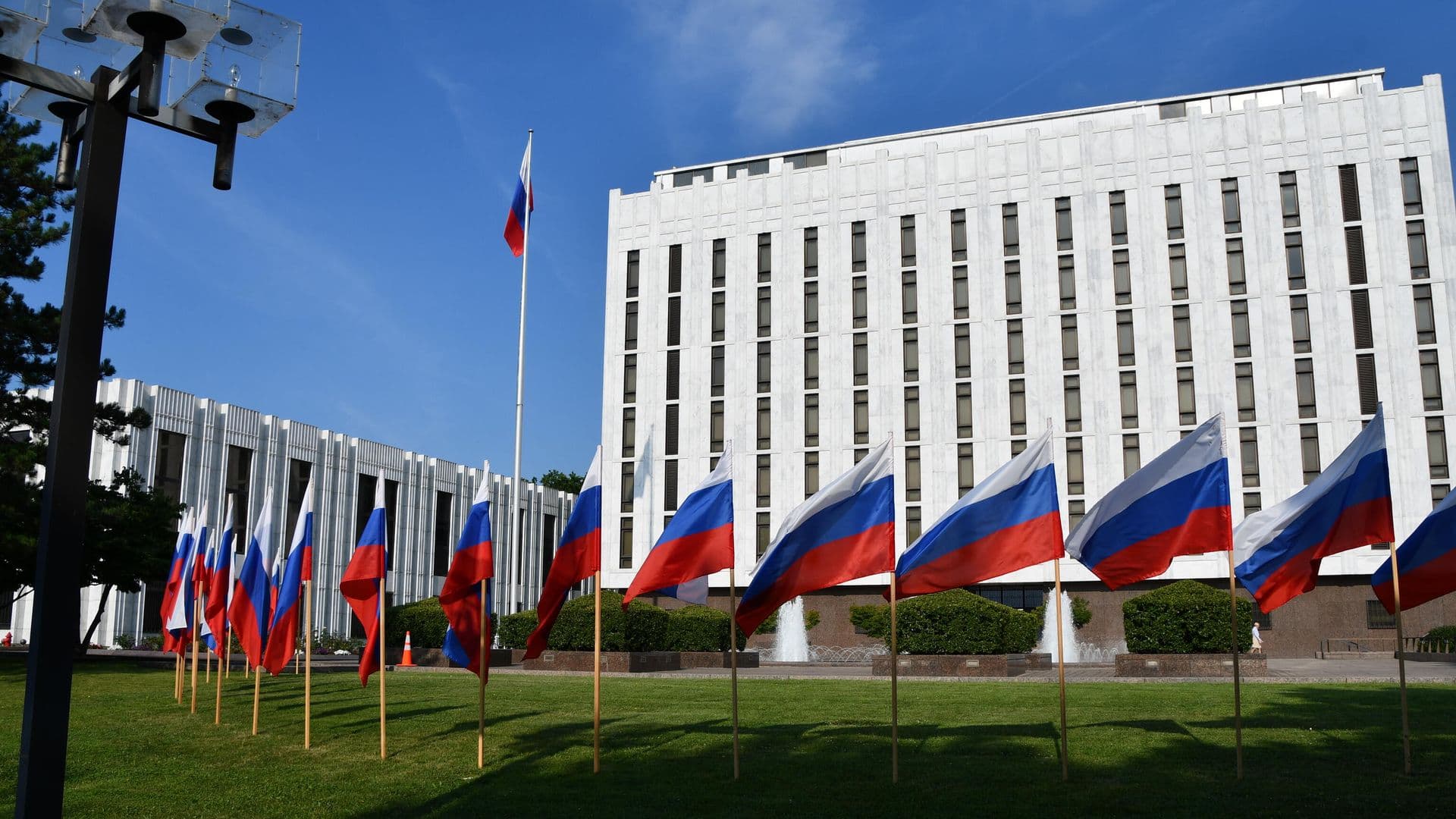Проект Грэма* оказывает США медвежью услугу, заявили в посольстве России