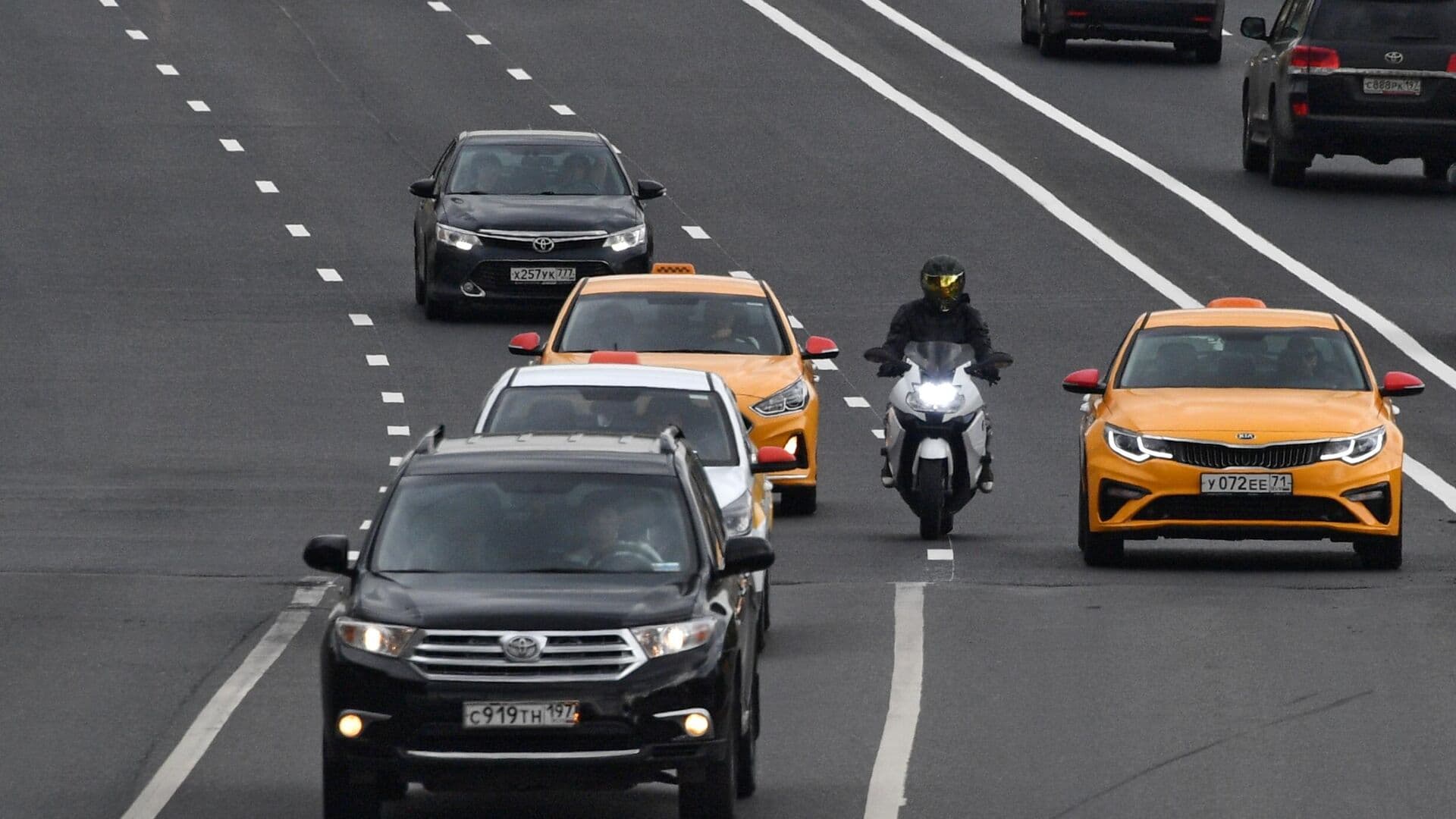 Мотоциклистам рано выезжать на непрогретый асфальт, рассказал эксперт