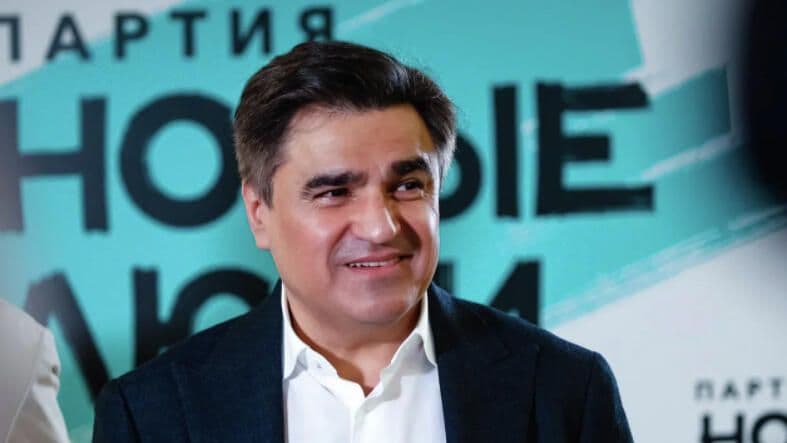 Глава "Новых людей" открыл фестиваль долголетия "Серебряный рейв"