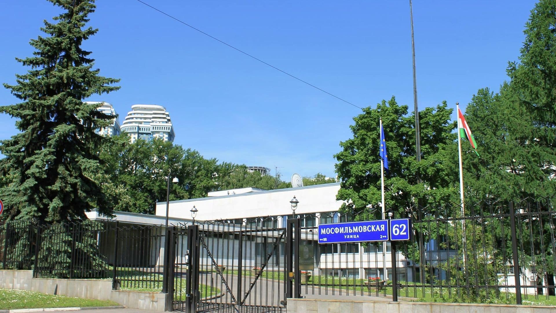 Венгрия вернула из Москвы посла, но пока не прислала ему замену