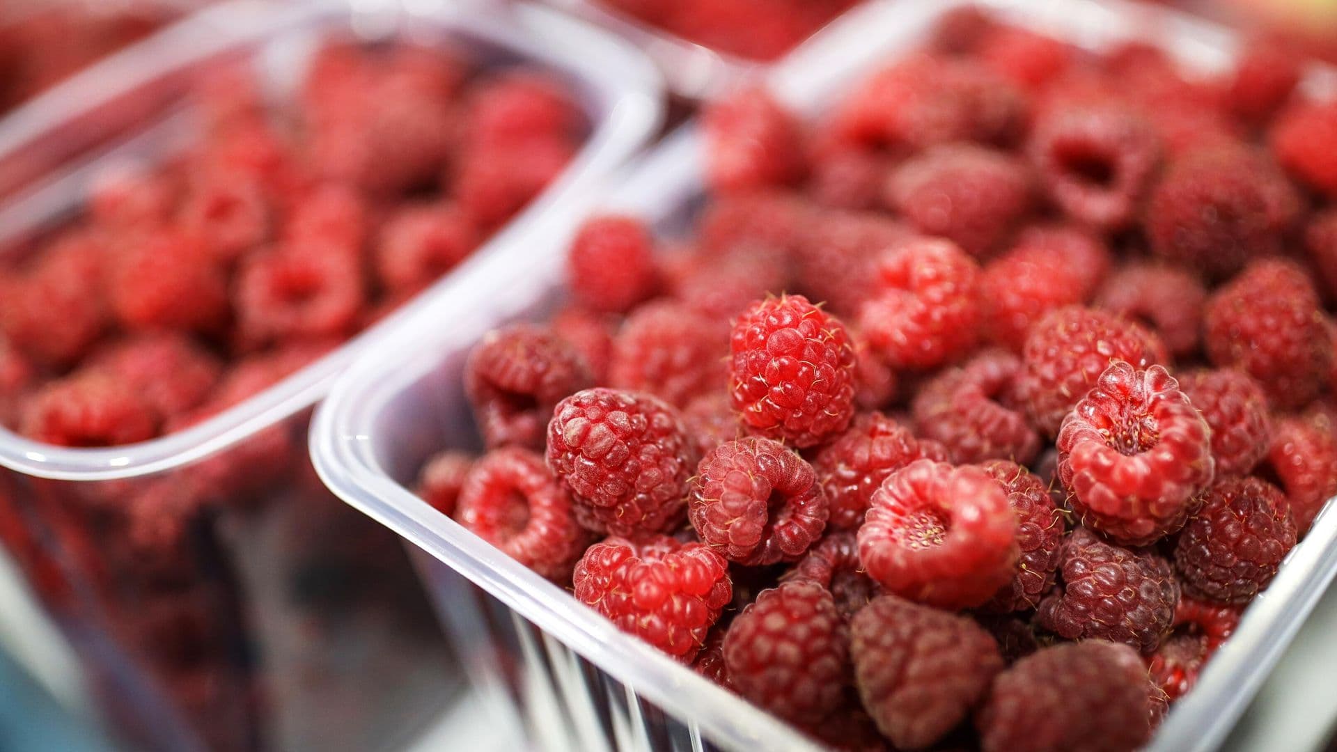 Нутрициолог рассказала, кому нельзя есть малину