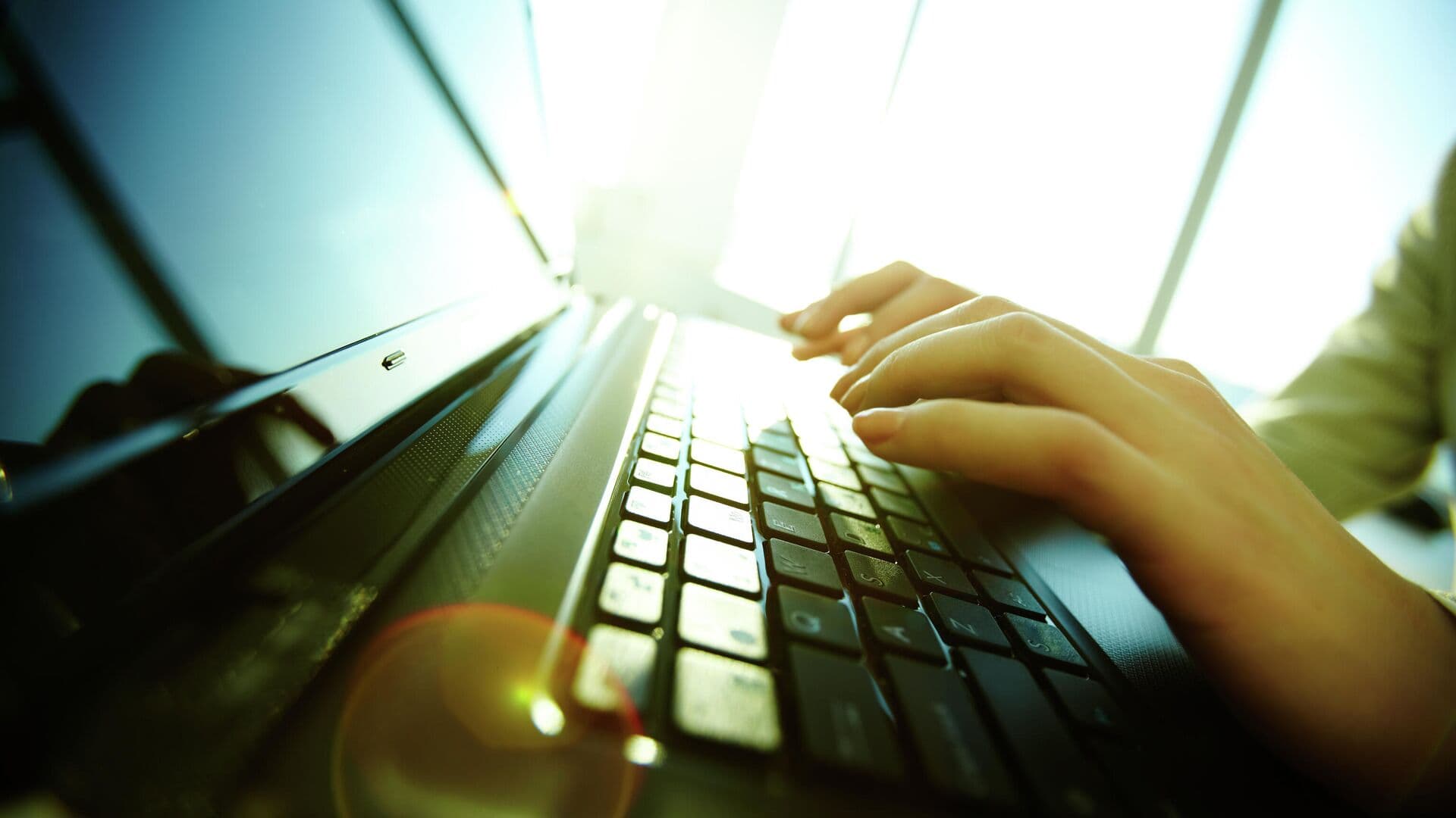 Юрист рассказал, чем грозит рассылка сгенерированных ИИ фото знаменитостей