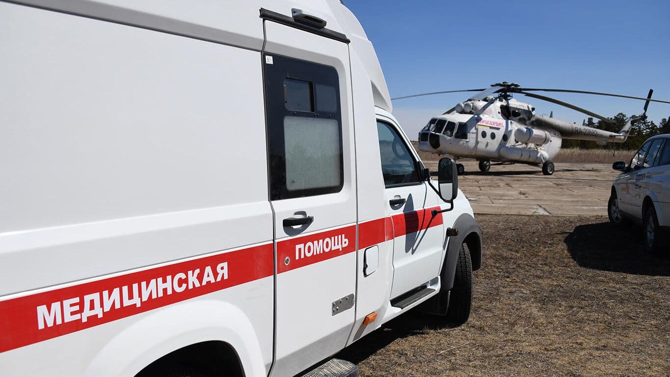 В Дагестане спасли мужчину, которого несколько километров несли на носилках