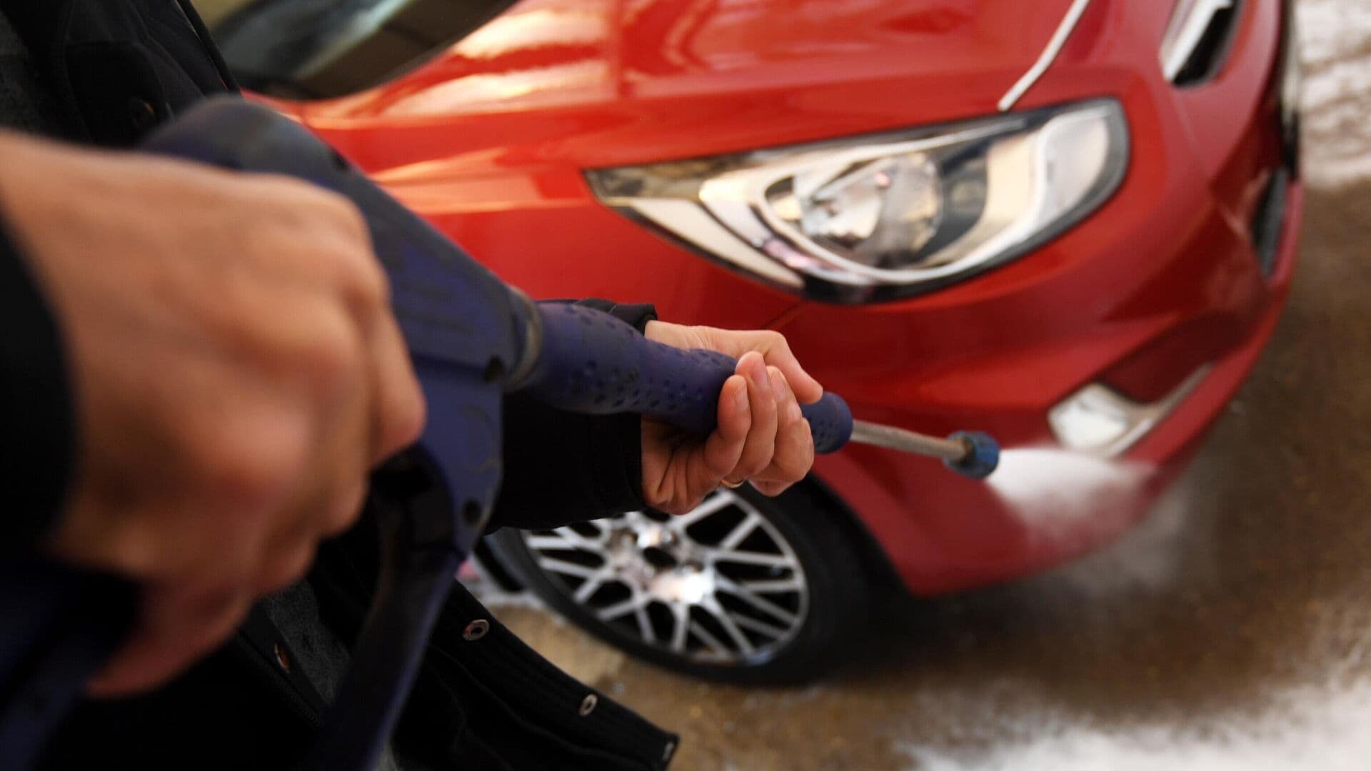 Россиян предупредили о штрафе за мытье автомобиля во дворе