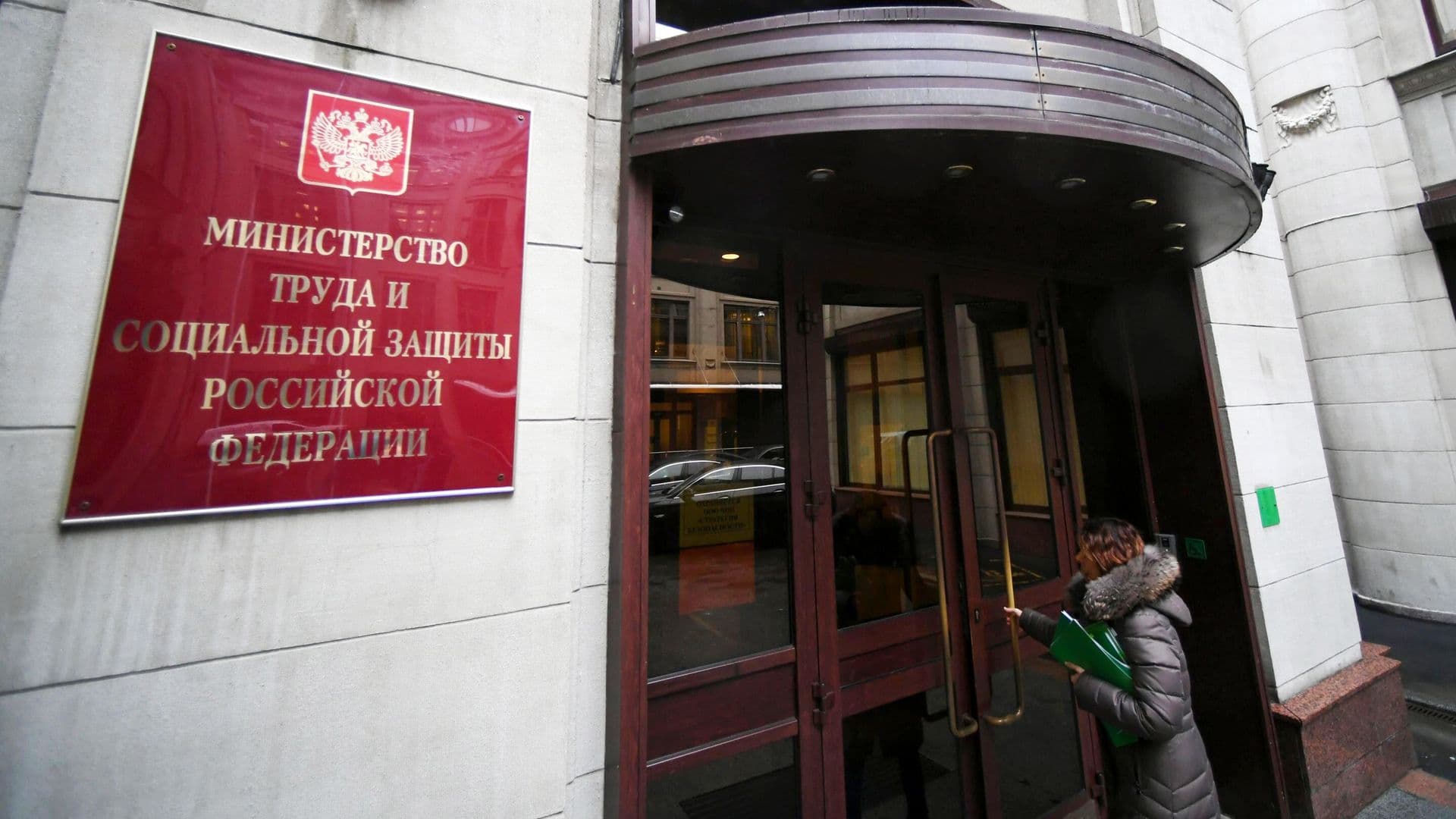 В Минтруде назвали традиционно женские отрасли труда в России