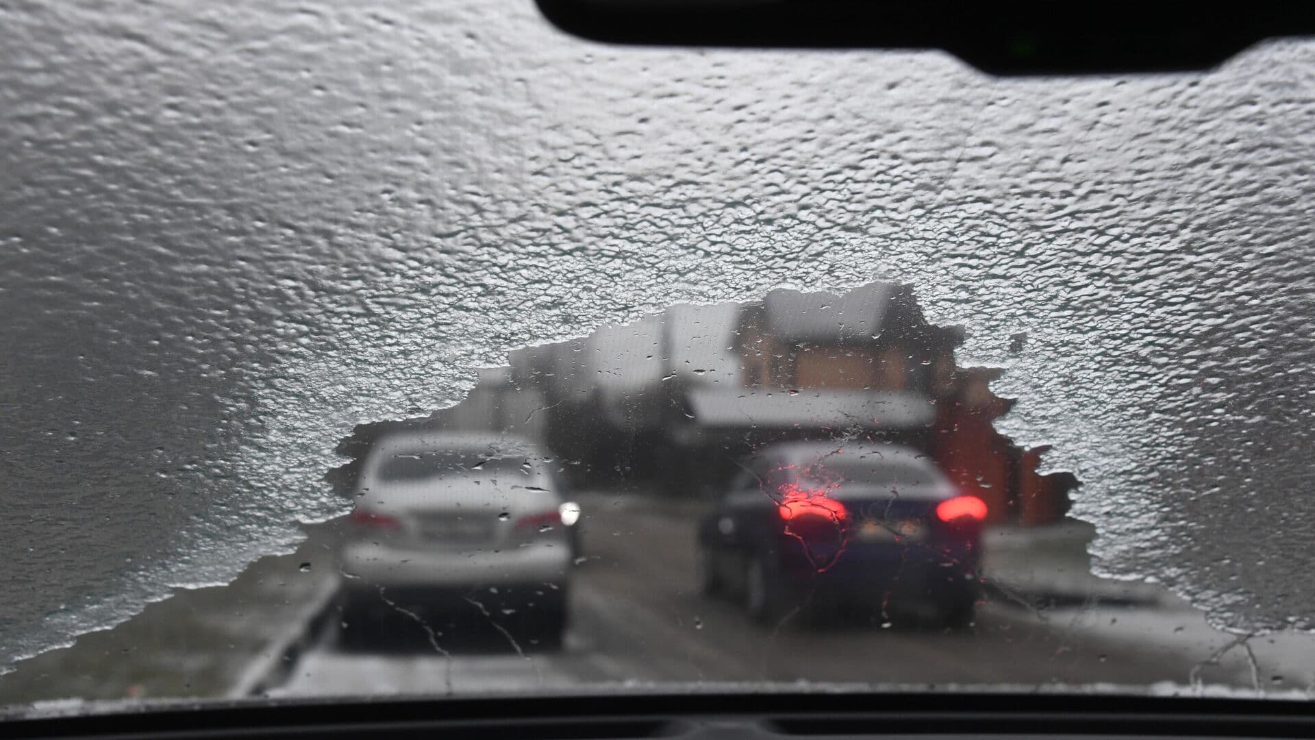 Синоптик предупредил об образовании ледяной корки на дорогах