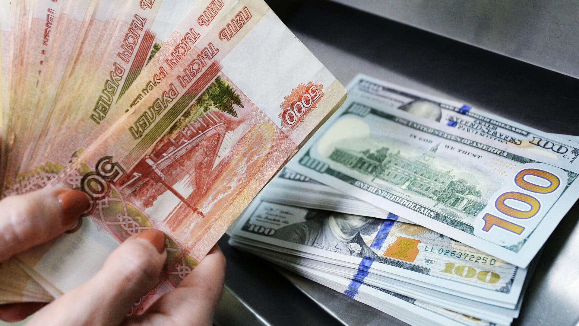 Объем валютных вкладов россиян продолжает сокращаться