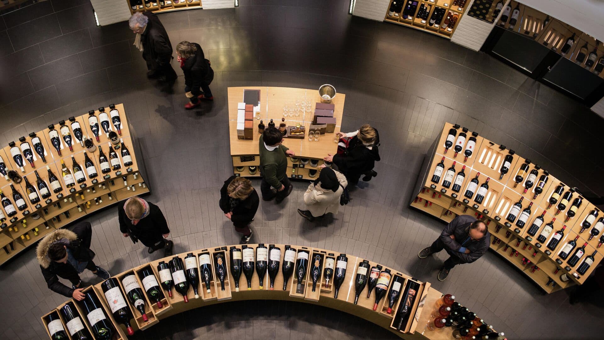 Франция выпала из тройки европейских поставщиков вина в Россию