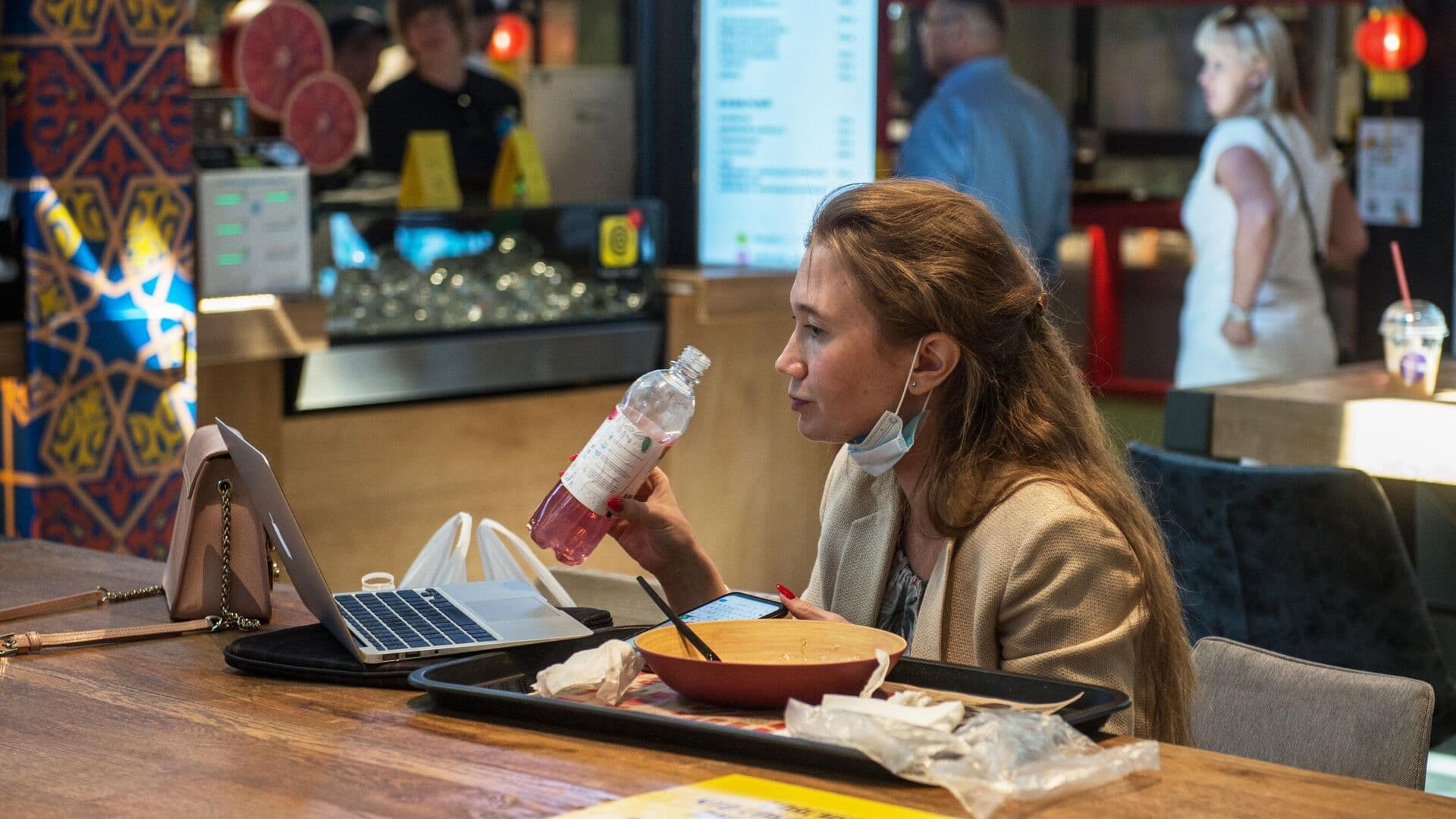 Диетолог объяснила, вредно ли запивать еду