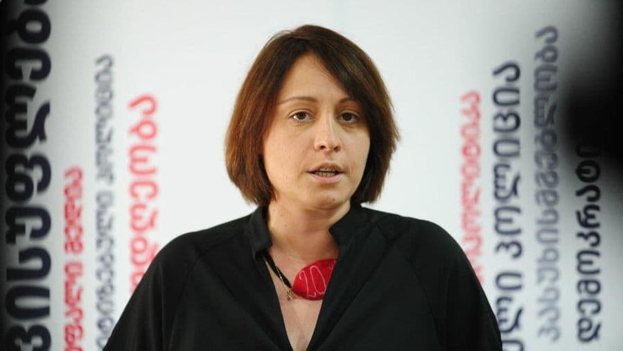 В Грузии оппозиционерку приговорили к 1,5 годам за повреждение баннера