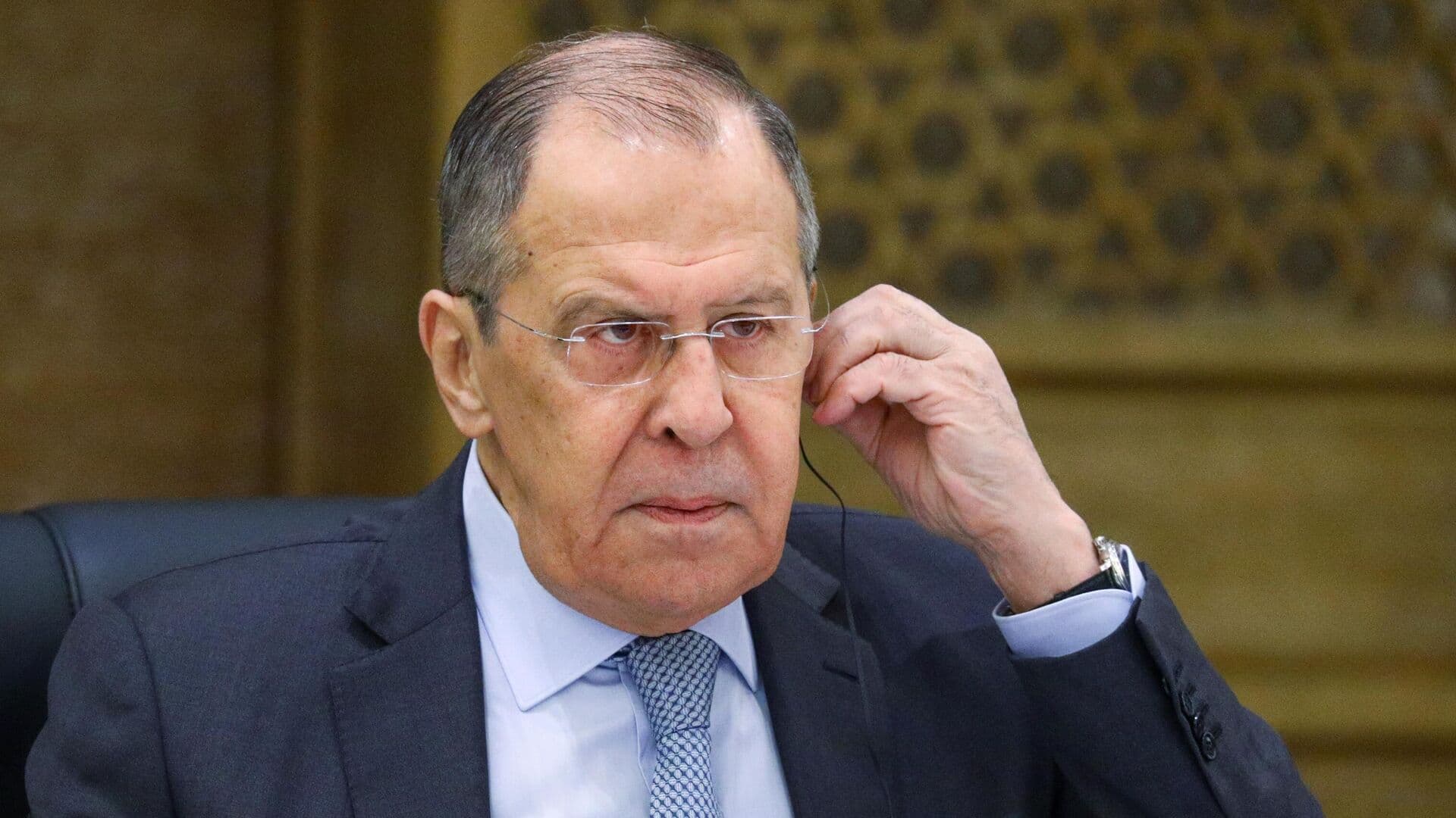 Россия продолжает выстраивать отношения с Ираном, заявил Лавров