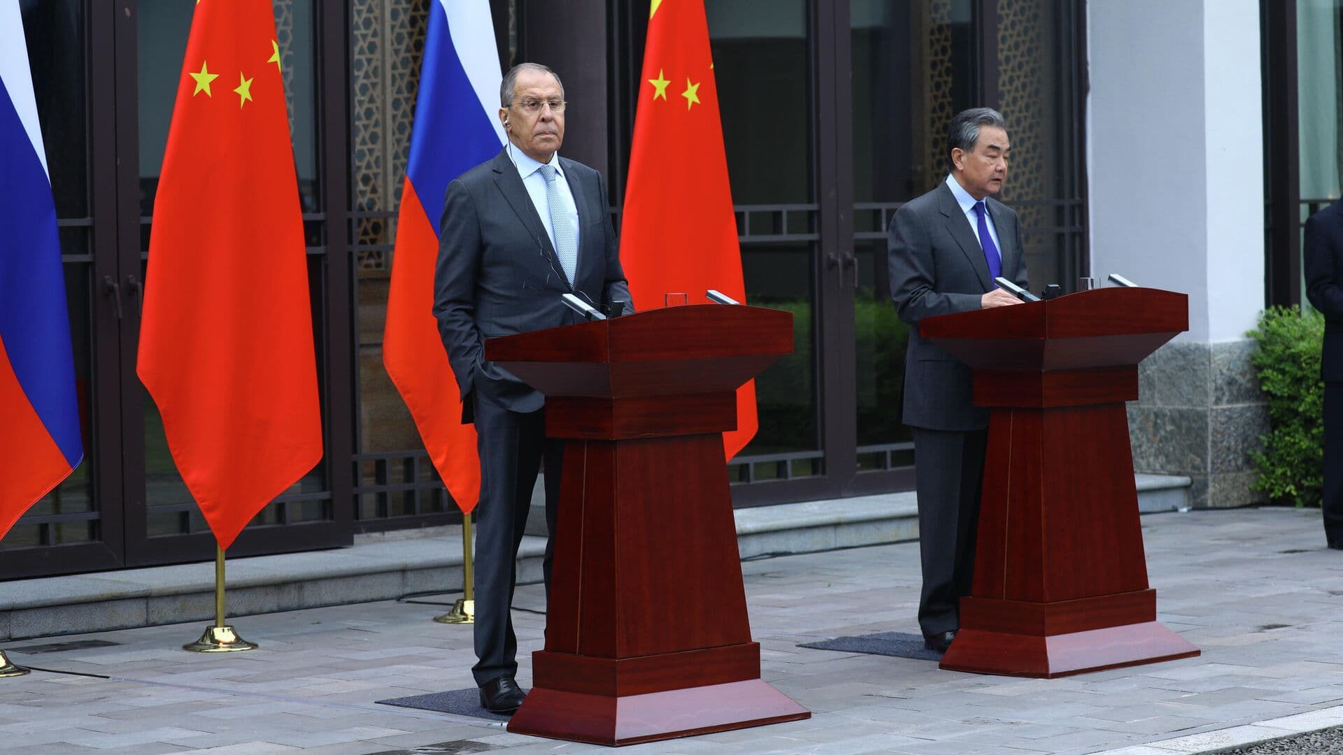 Лавров и Ван И выступили за прекращение военных действий на Ближнем Востоке