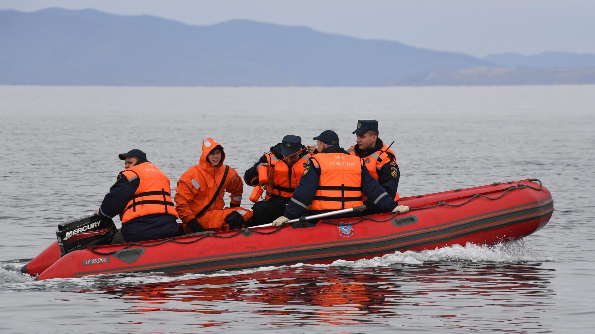 На Сахалине мужчину унесло волной в Татарский пролив во время купания