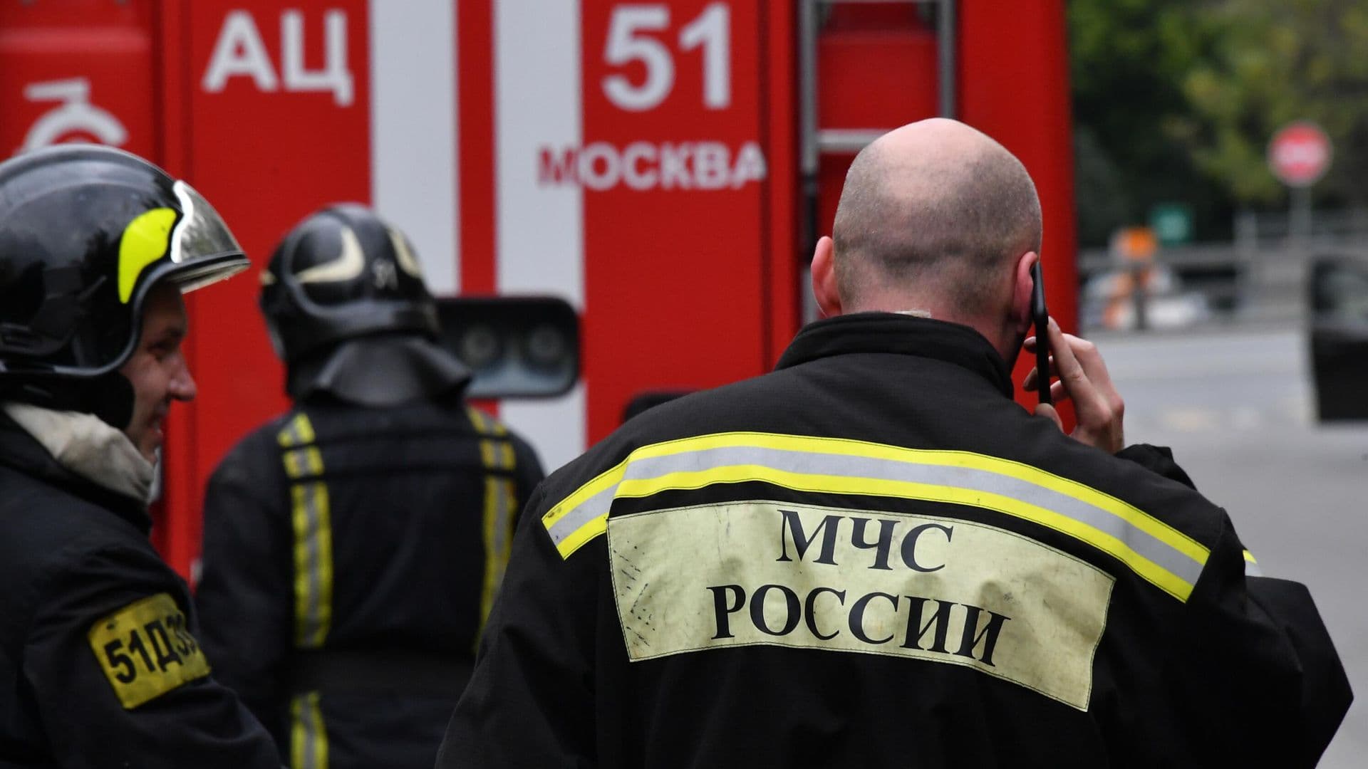 В Москве на подземной парковке загорелся шлагбаум