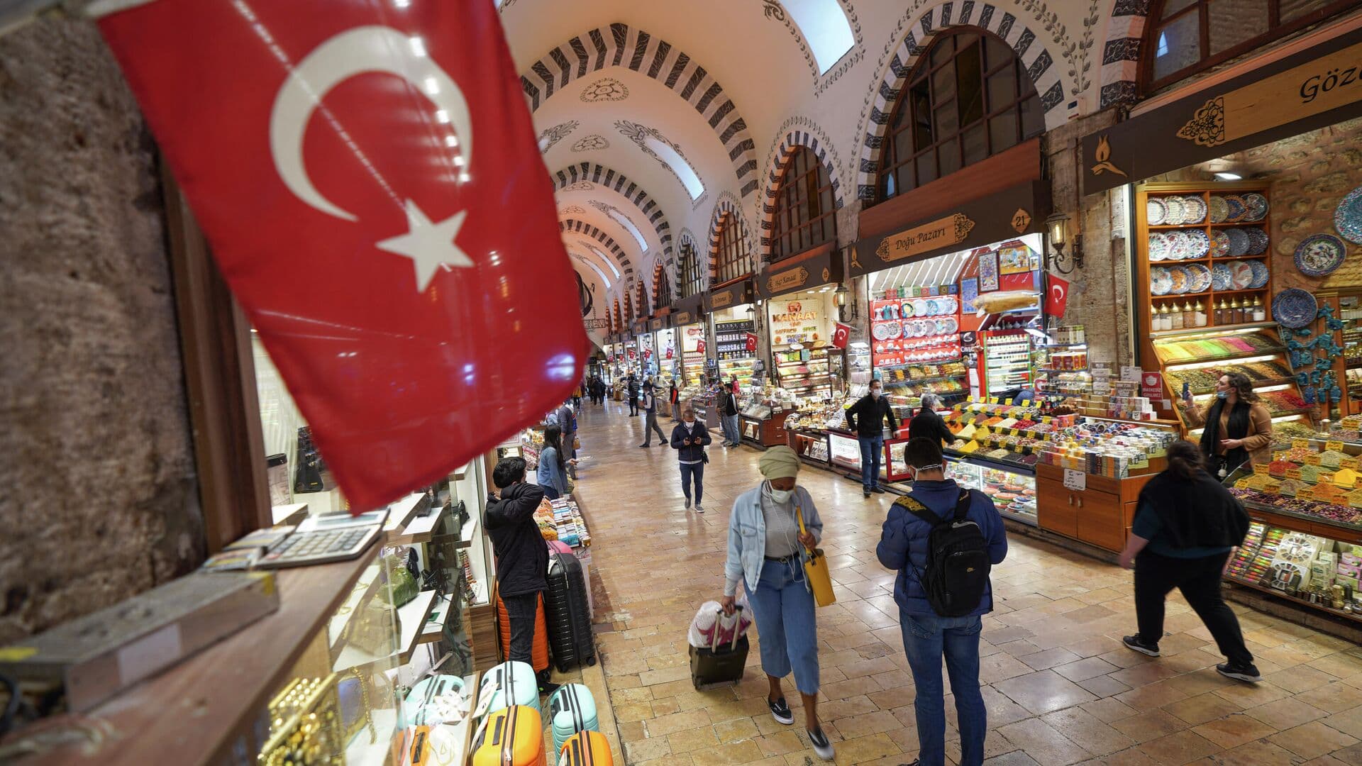 Продавец кукурузы в Стамбуле внезапно стал местной достопримечательностью