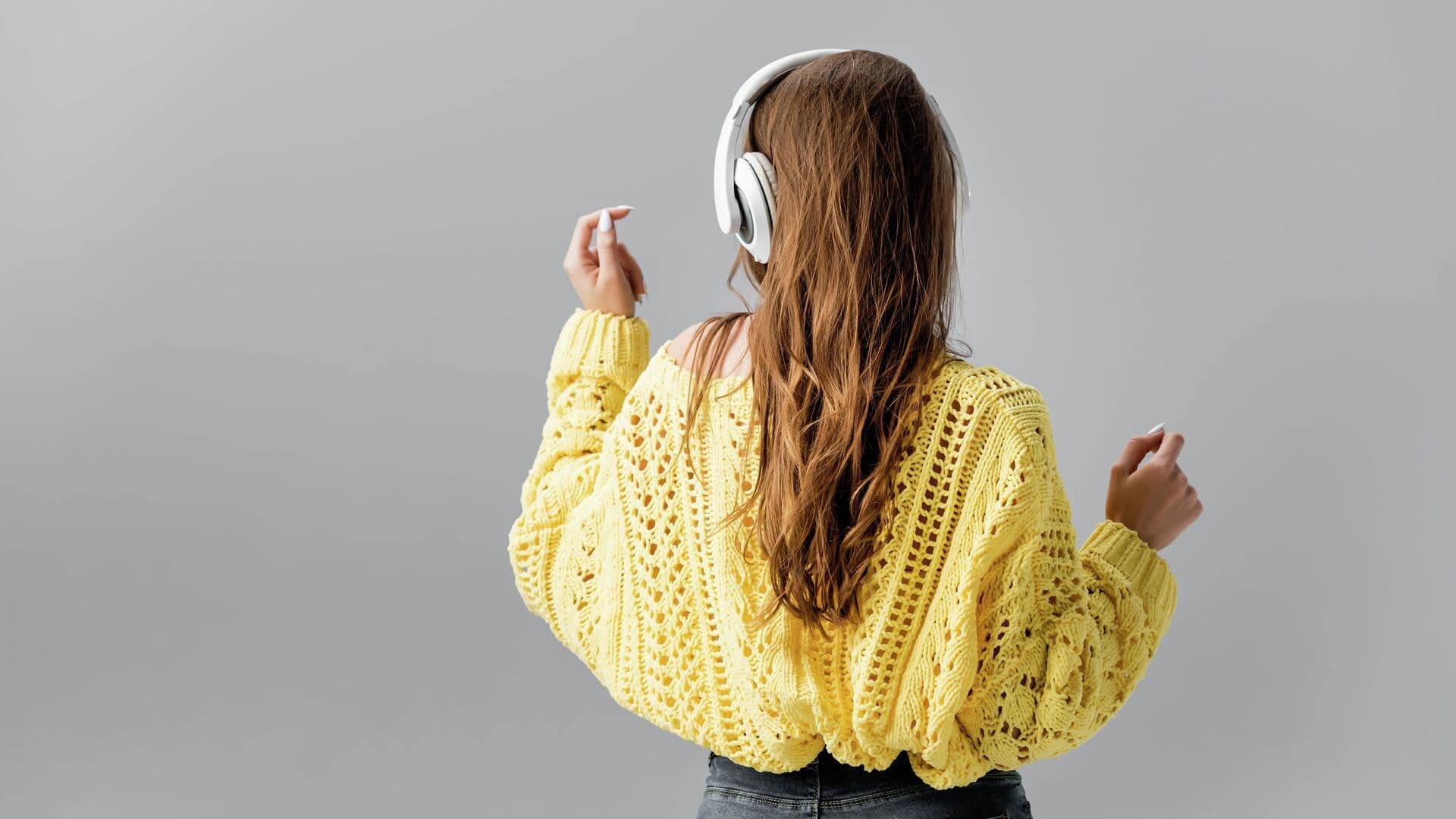 Врач рассказала, как безопасно слушать музыку