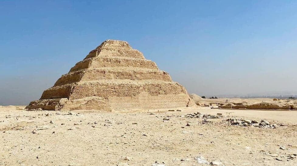 В Египте задержали гида, нарисовавшего рисунок на пирамиде