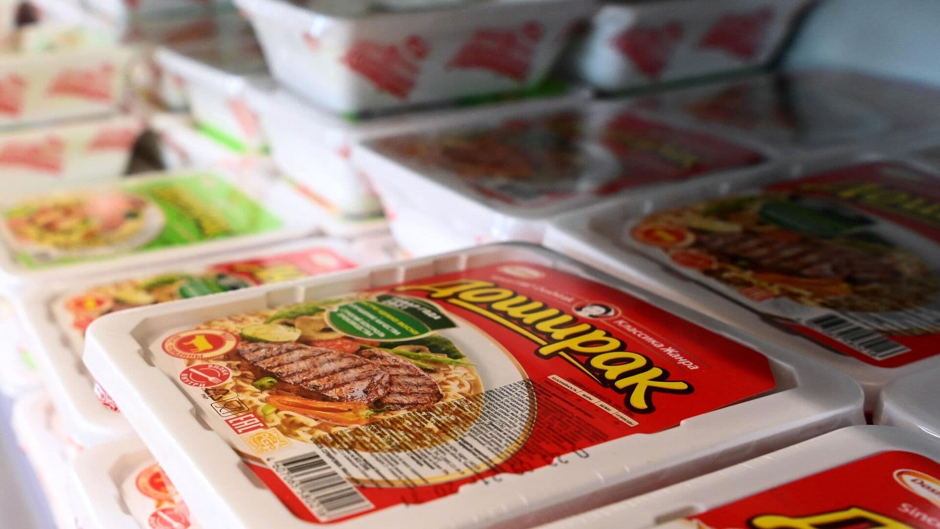 Роскачество в этом году проверит дошираки, спортпитание и БАДы