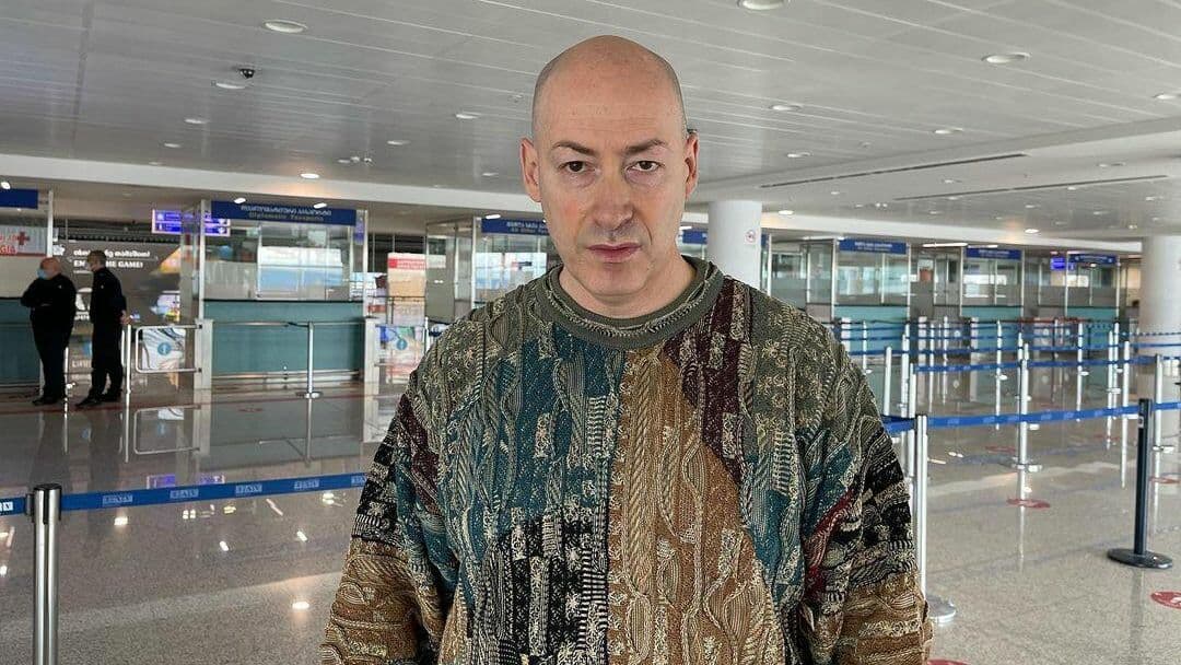 Украинский журналист Гордон* заявил, что ему "запрещают" идти воевать
