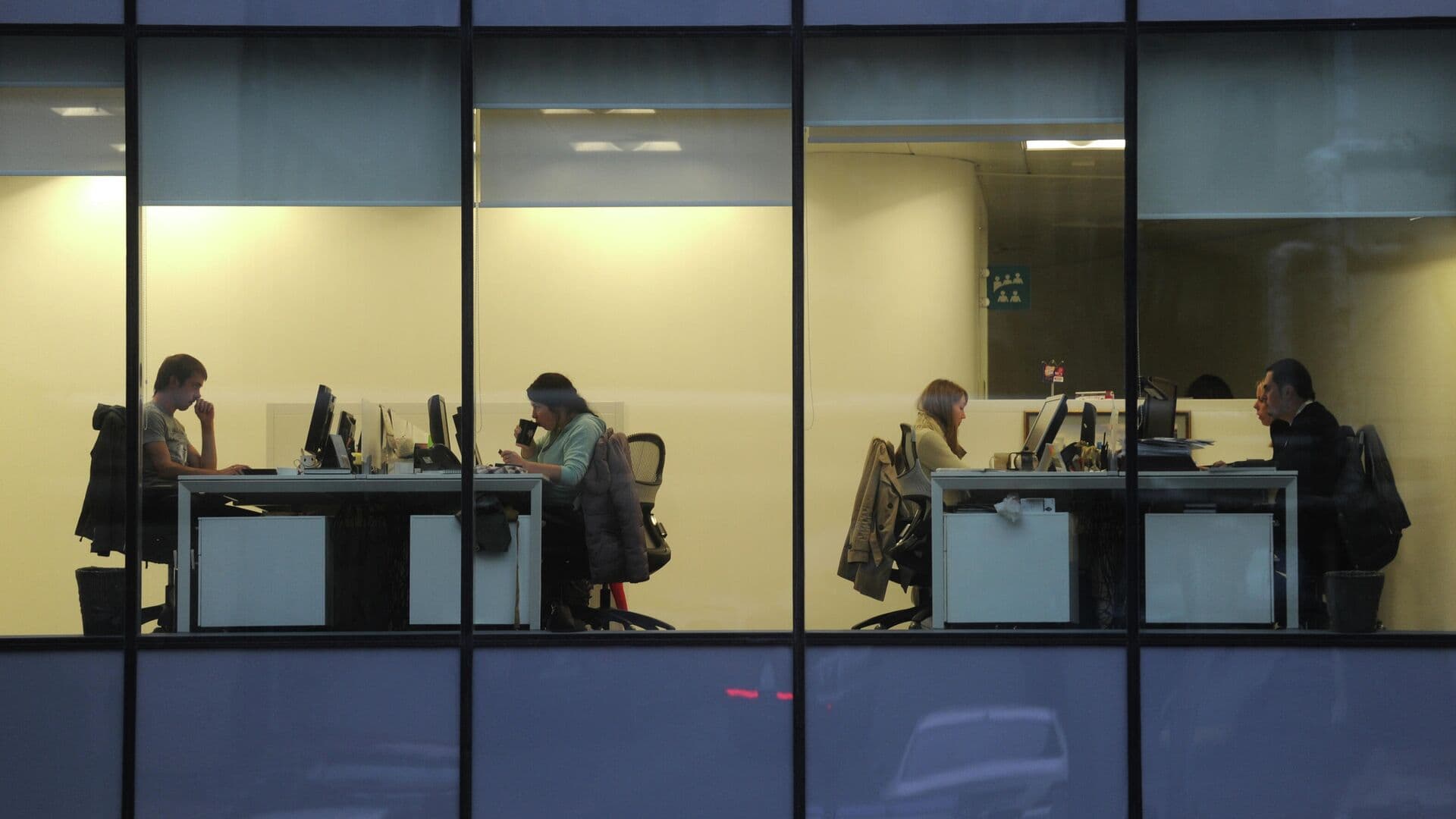 Юрист рассказал, можно ли попросить у работодателя ортопедическое кресло