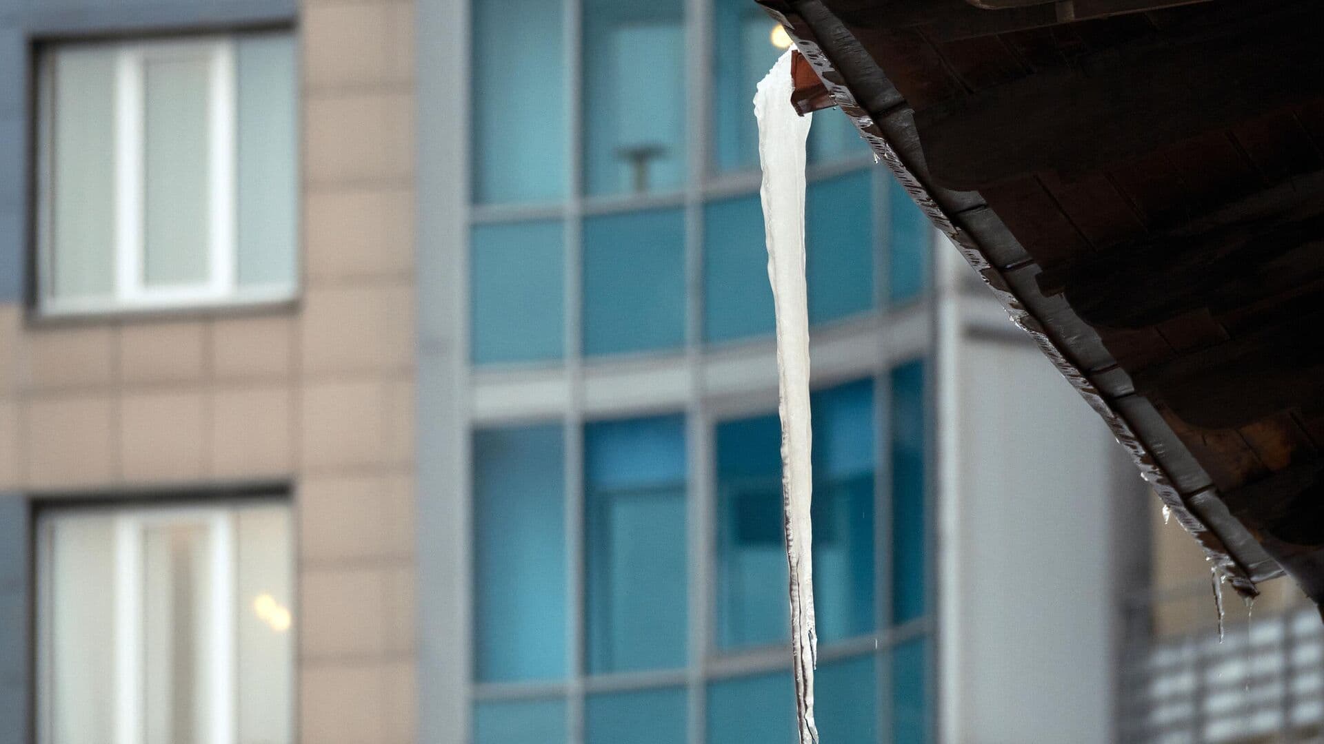 В Нижнем Новгороде на директора домоуправляющей компании упала наледь