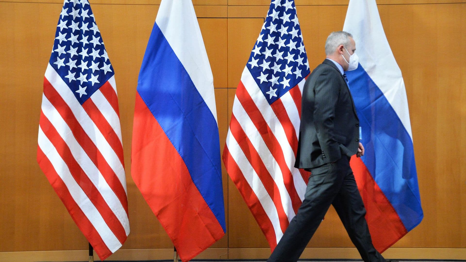 Россия поддерживает контакты с США по Украине, заявили в Кремле