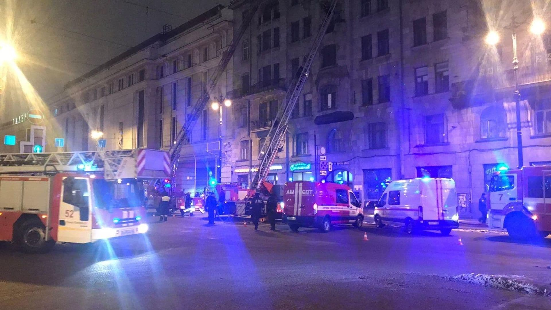 В Петербурге потушили пожар на кровле дома у Московского вокзала