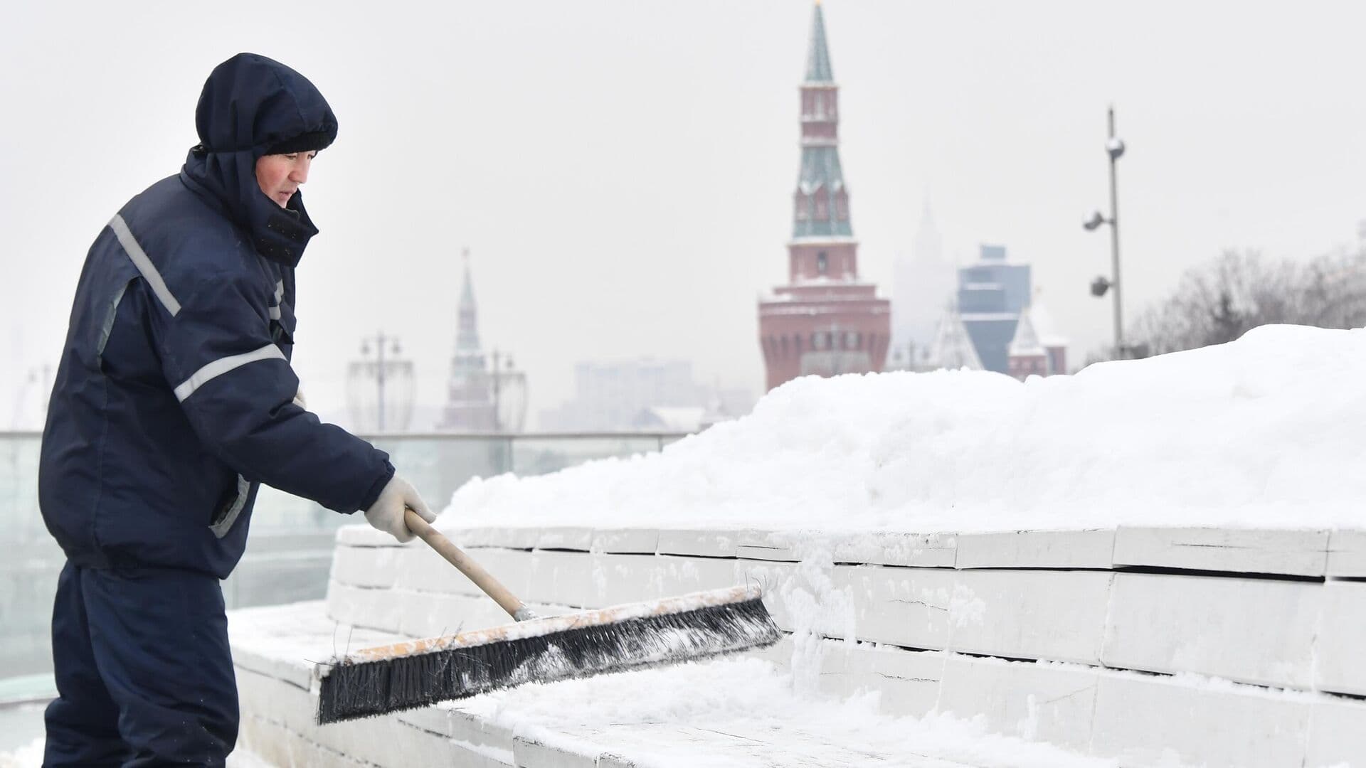 Синоптик рассказала, как долго в Москве будут лежать сугробы