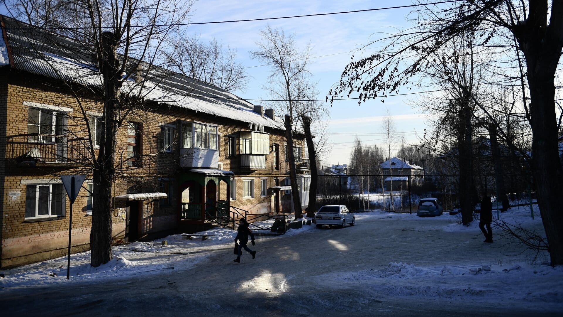 В Чувашии женщина рассмеялась после того, как на нее упал снег с крыши