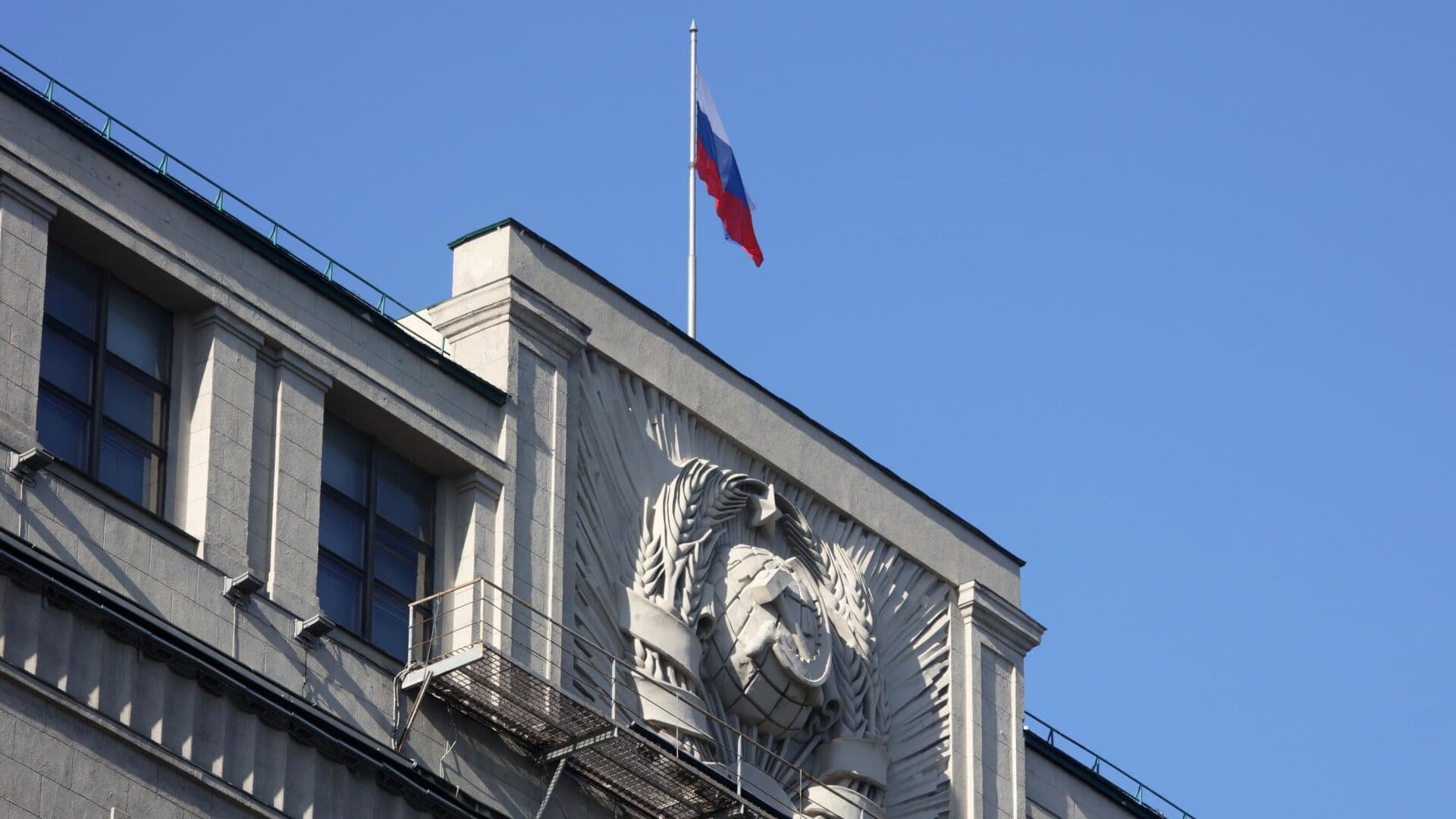 Западу стоит задуматься, кого они поддерживают, заявили в Госдуме
