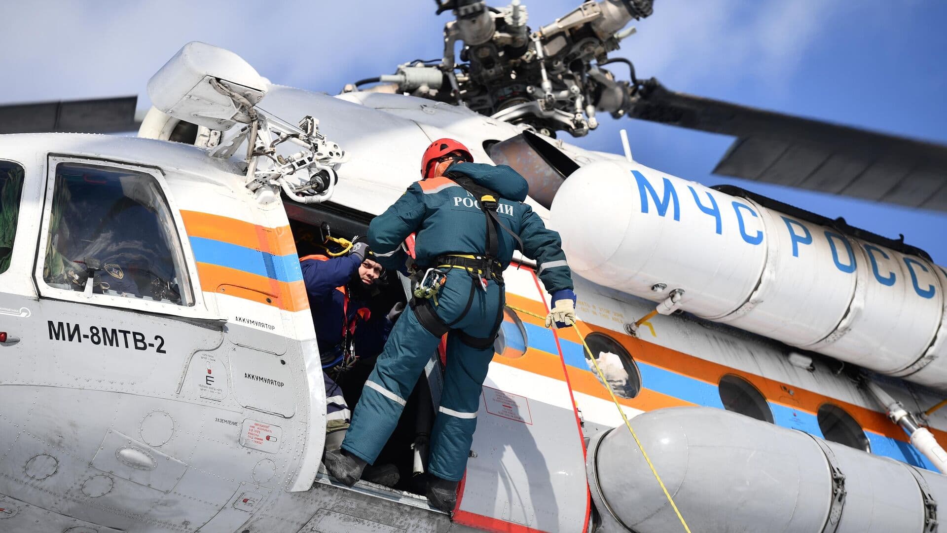 Поиск попавших под лавину туристов в Бурятии отложили из-за метеоусловий