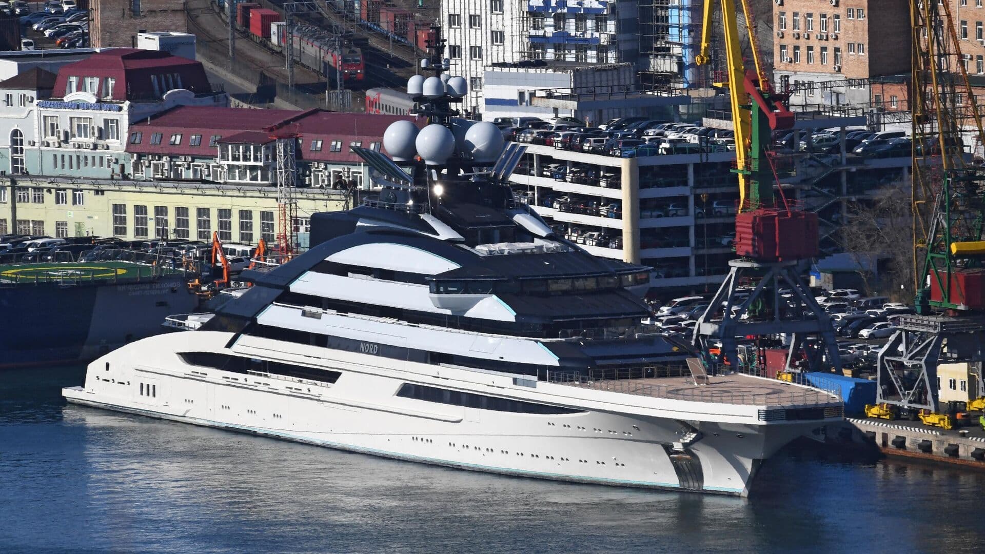 Связанная с Мордашовым яхта прошла через Ормузский пролив, утверждает CNN