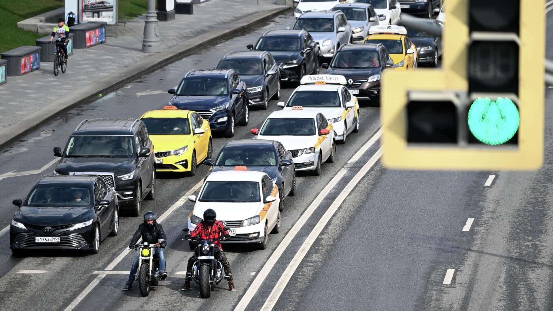 Автолюбители в Москве могут переобуваться на летнюю резину, заявил Минтранс