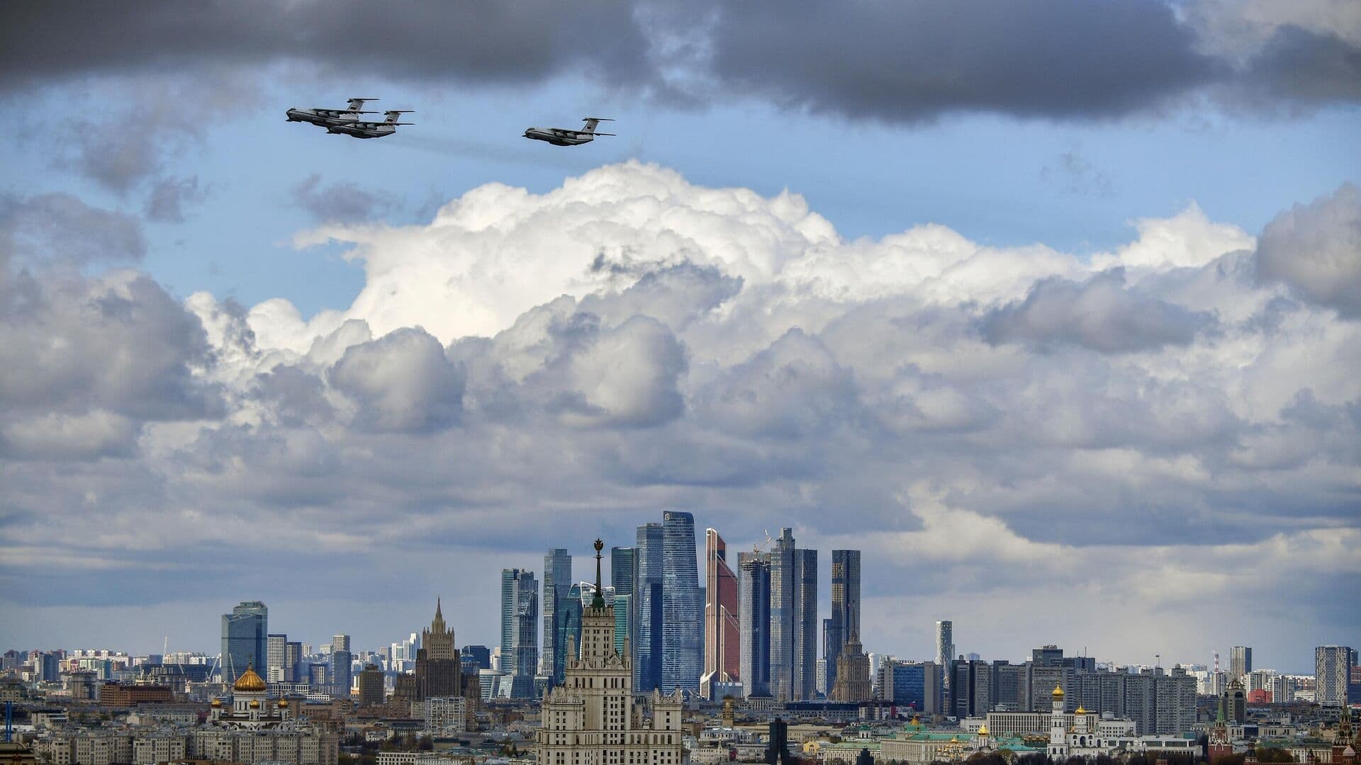 Синоптик рассказала, как и когда в России разгоняют облака