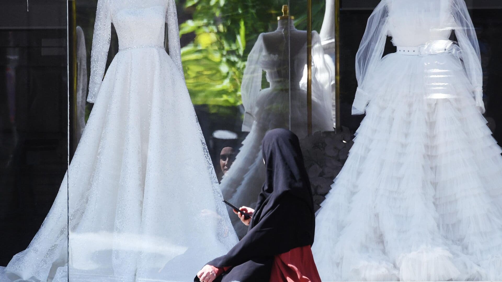 Юрист рассказал, законны ли платные примерки платьев в свадебных салонах