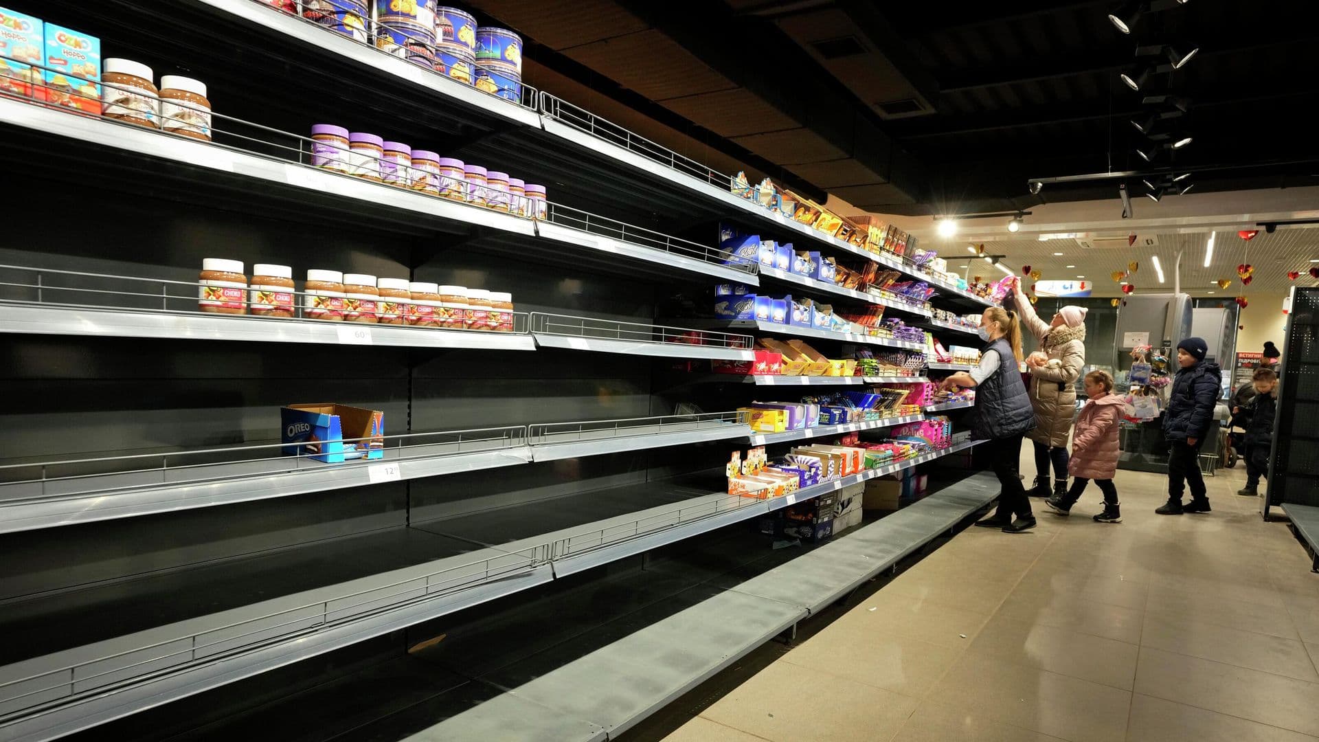 Дефицит продуктов в украинских супермаркетах будет увеличиваться, пишут СМИ