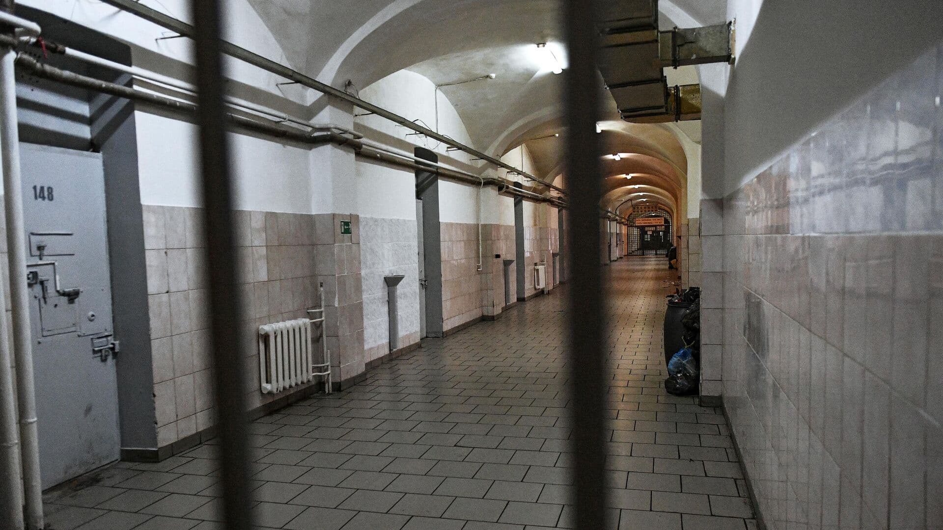 Экс-замглавы СИЗО "Бутырка" получил почти три года работ из-за криптовалюты