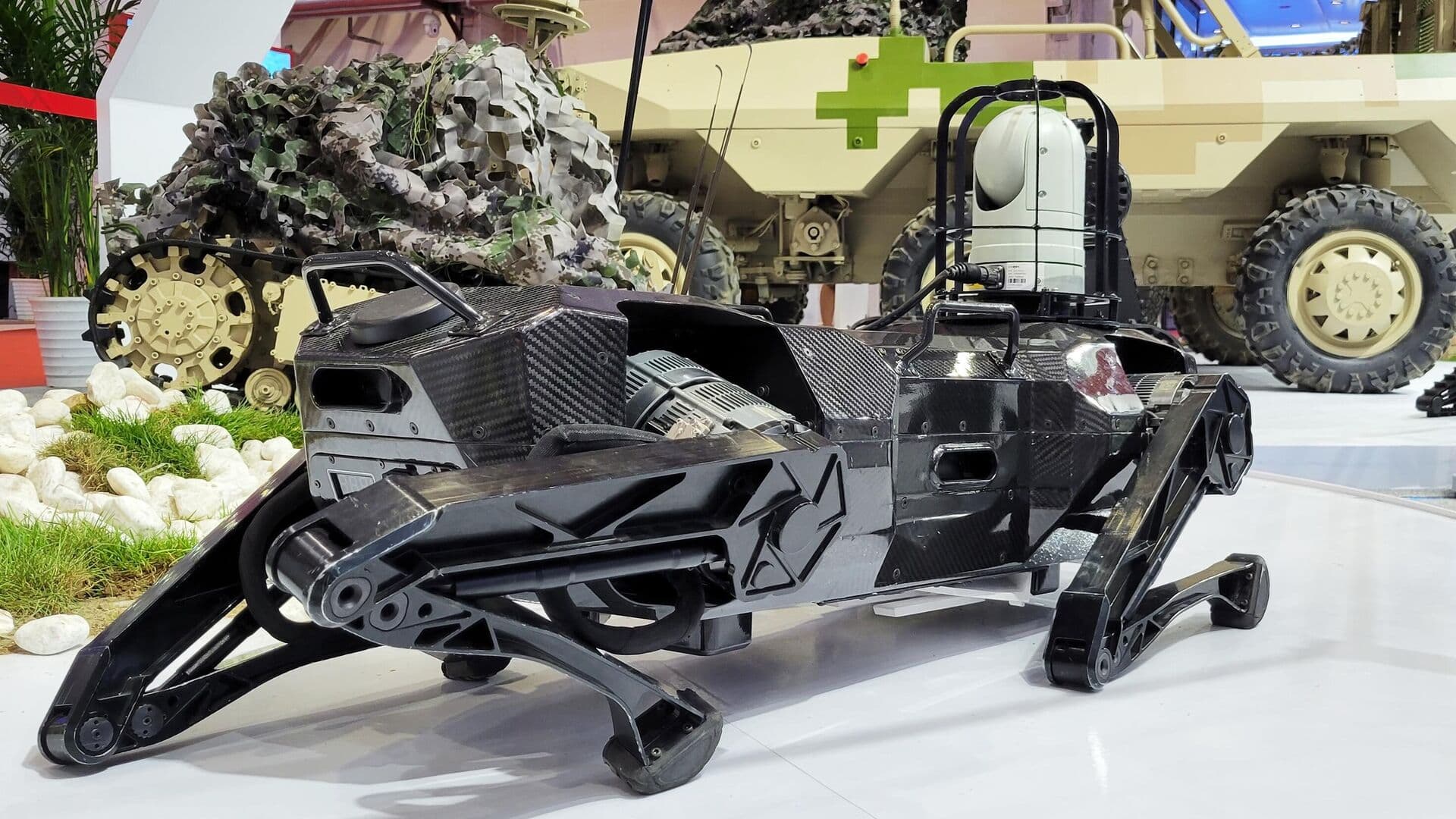 Китайские военные роботы-собаки стали стаей с общим "мозгом", пишут СМИ