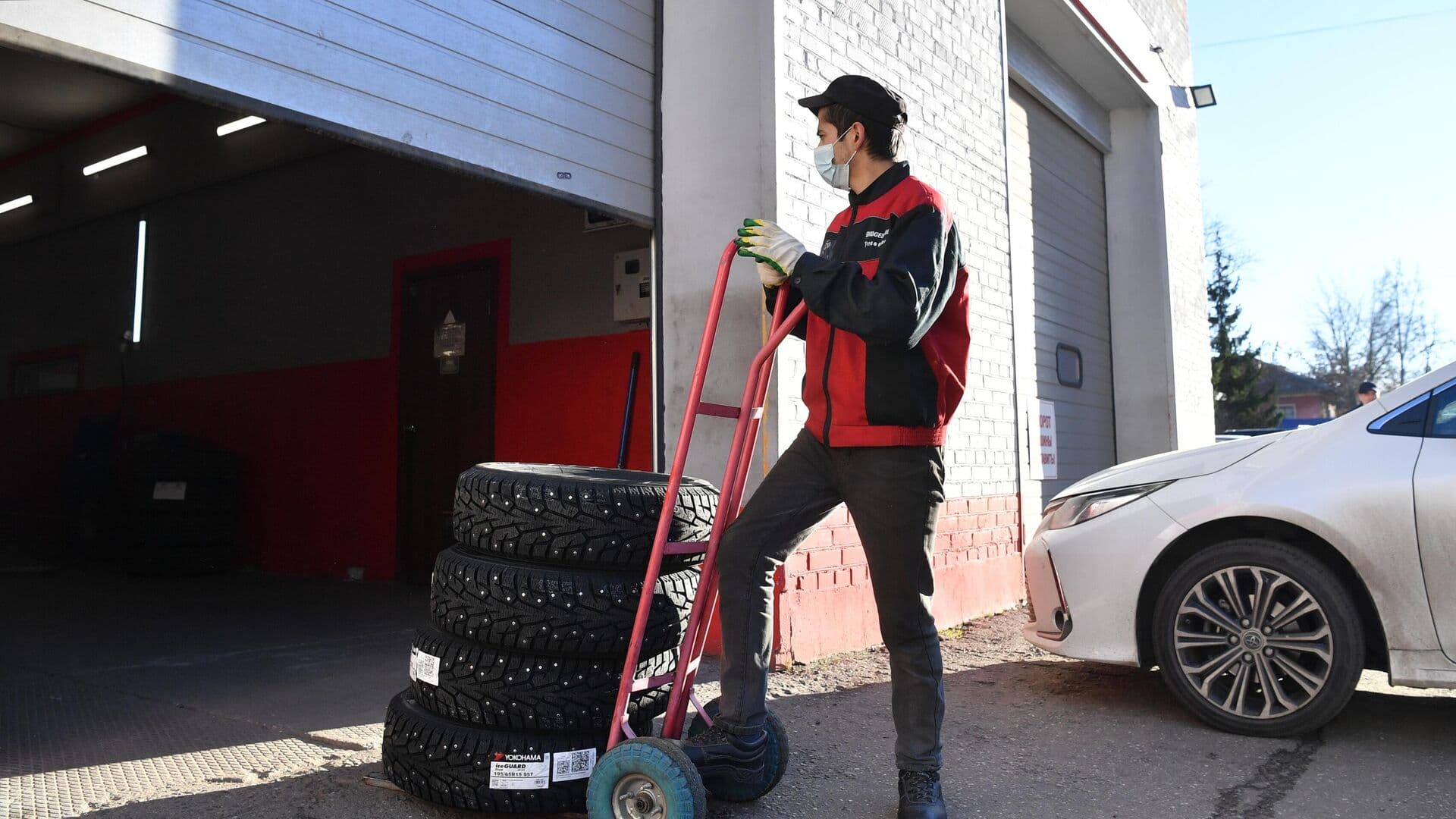 Юрист рассказал, когда запрещено использовать шипованные шины