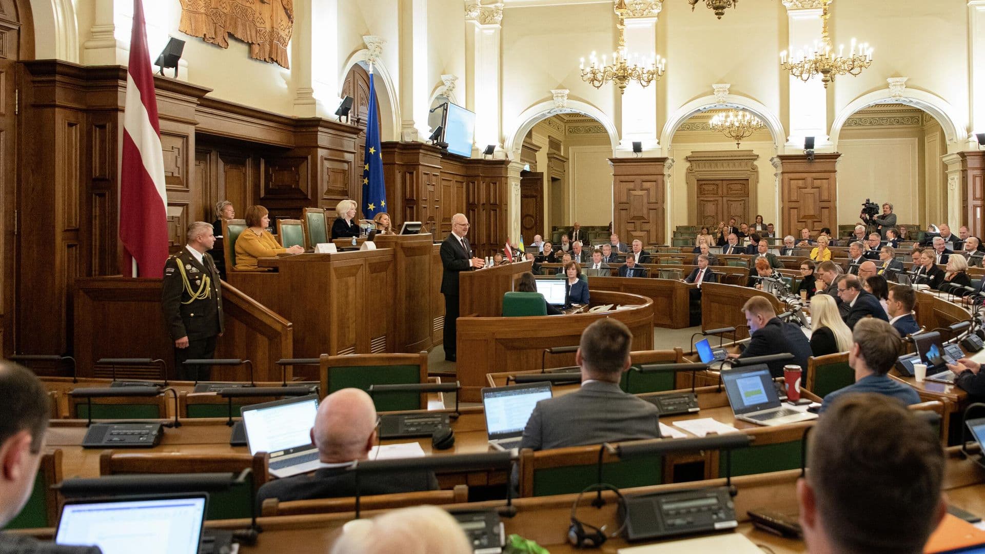 Число депутатов сейма Латвии хотят урезать