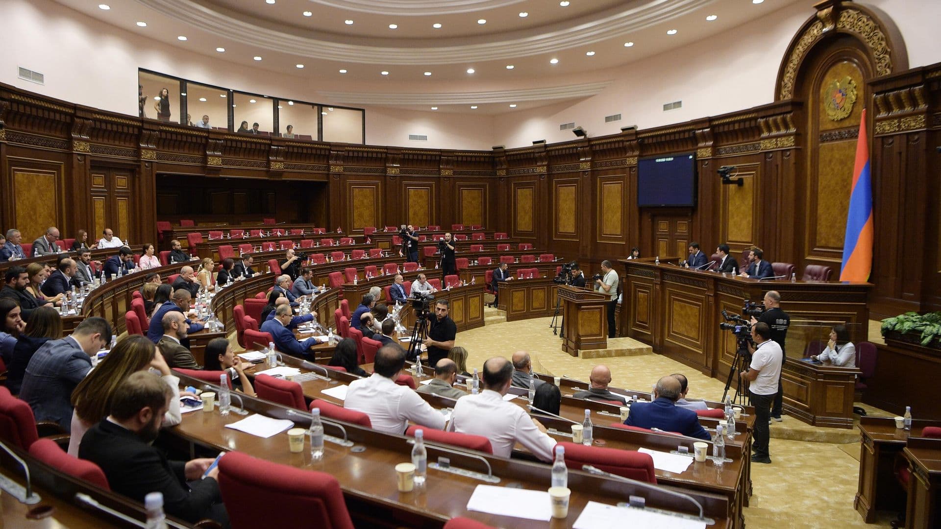 Депутаты партии Пашиняна попытались сорвать заседание парламента