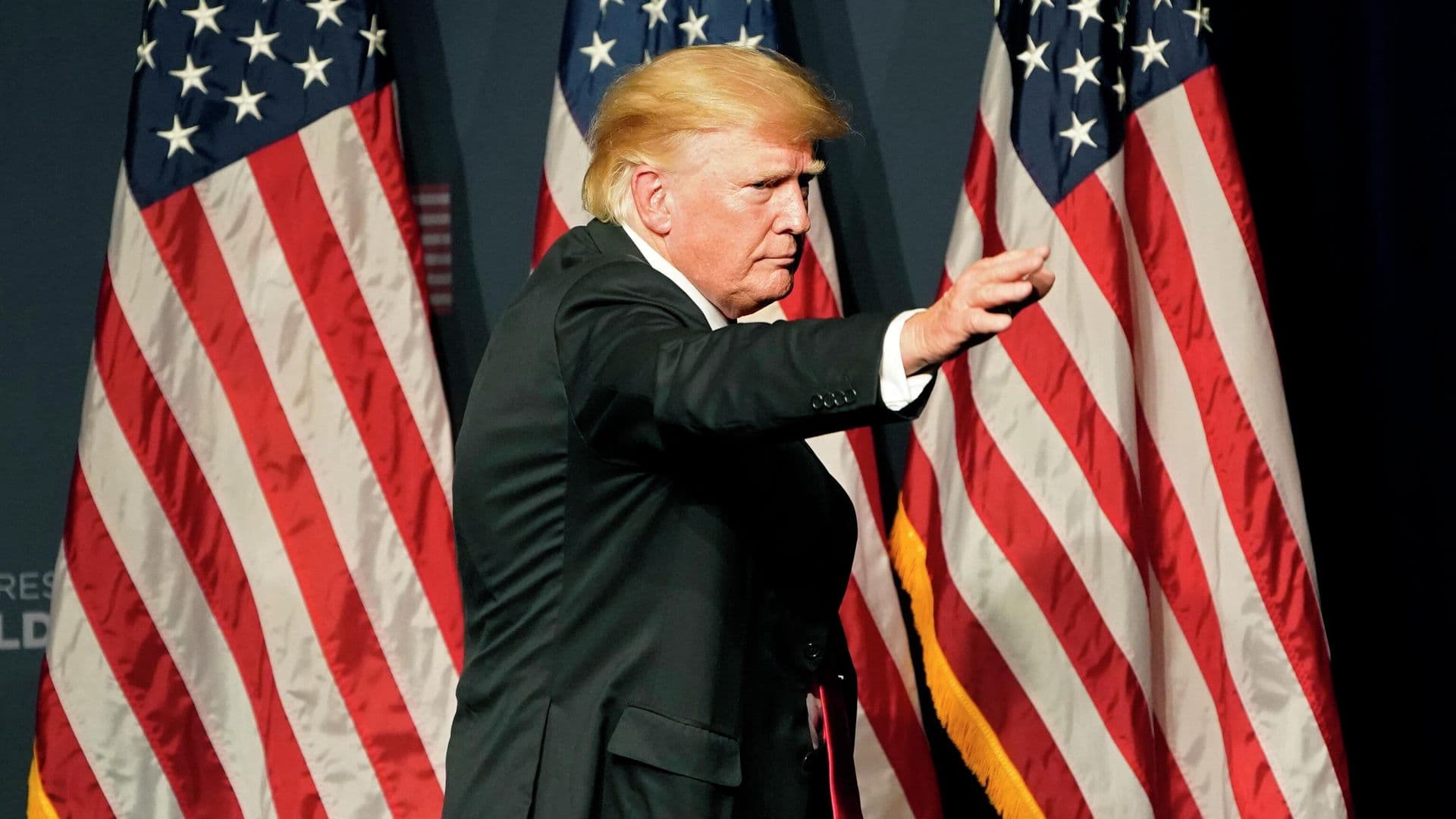 Трамп не дал ребенку упасть со сцены и пошутил над Байденом