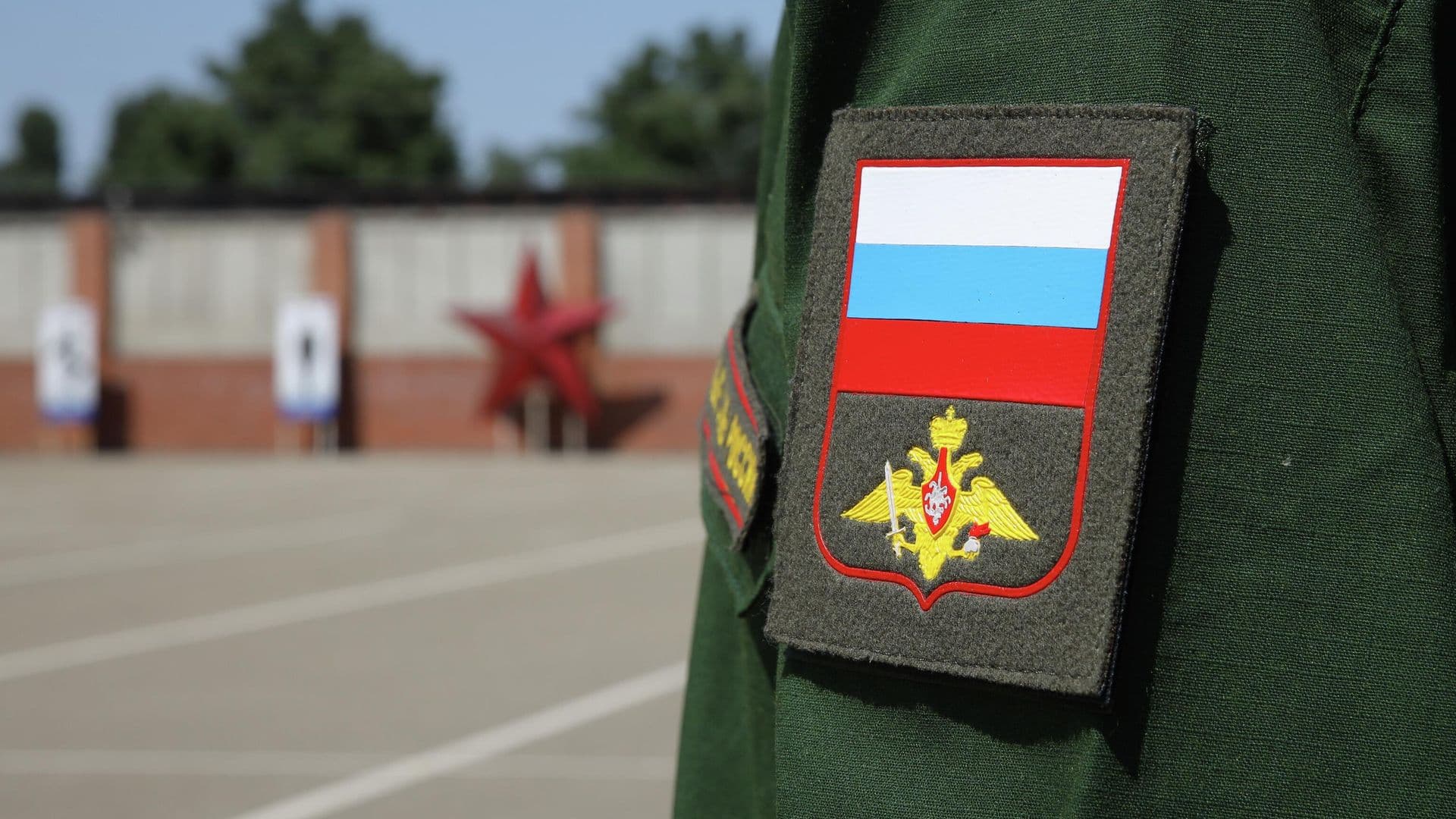 Отслуживших по призыву своевременно уволили, сообщили в Минобороны