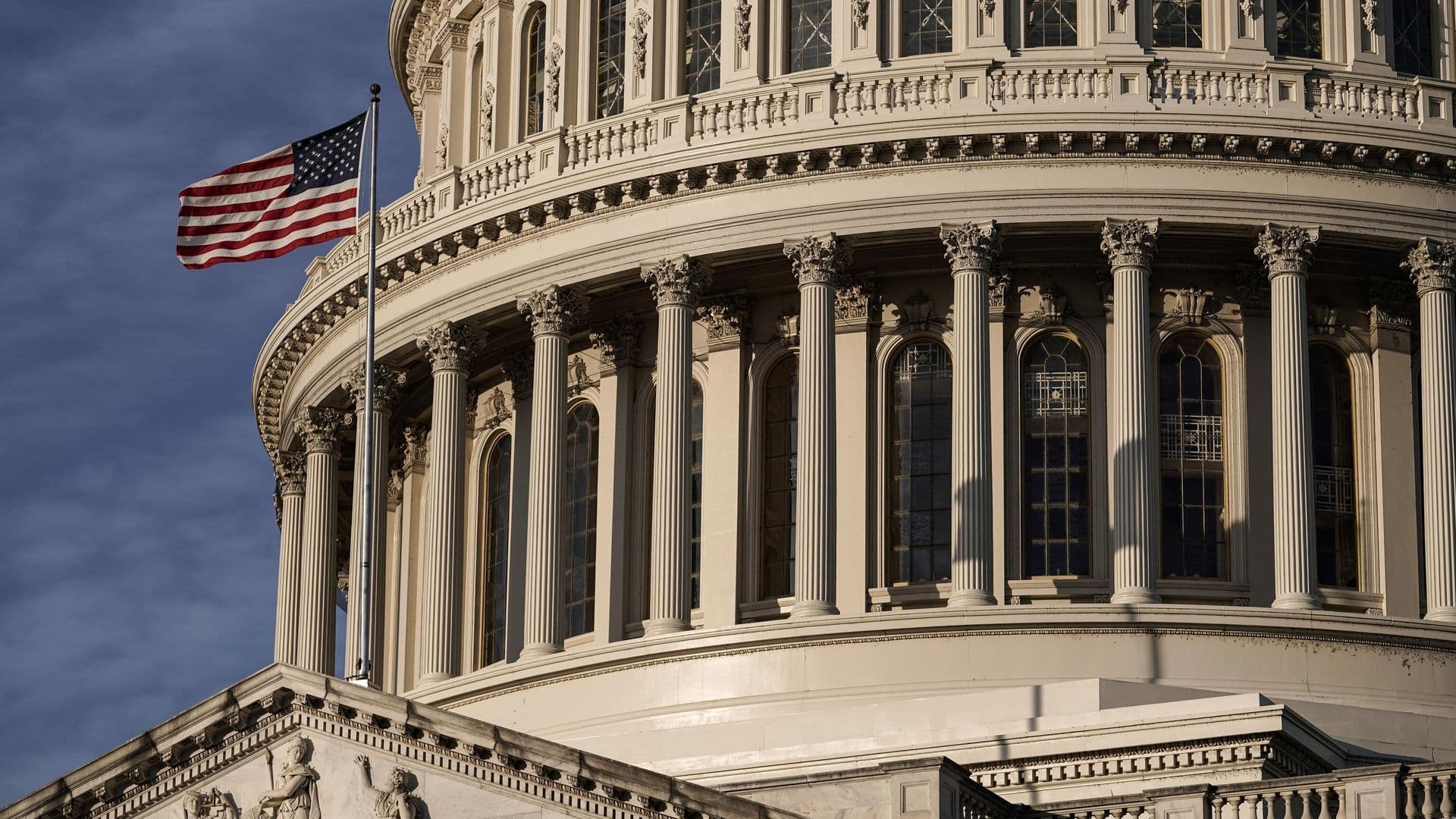Демократы в сенате США готовы проголосовать за закон Грэма*, пишут СМИ