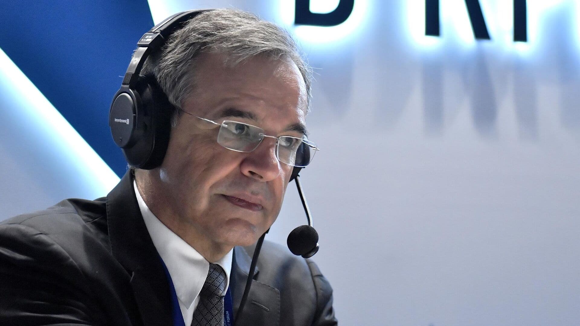 Евросоюз роет себе могилу из-за конфликта на Украине, заявил евродепутат